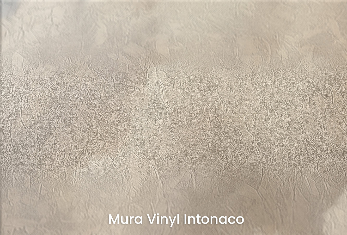 Zbliżenie na artystyczną fototapetę o nazwie HEAVENLY CLOUDS DIVINE GLOW na podłożu Mura Vinyl Intonaco - struktura tartego tynku.