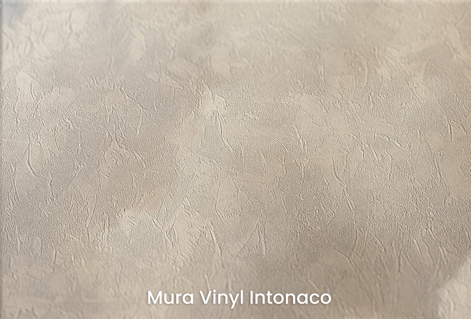 Zbliżenie na artystyczną fototapetę o nazwie HEAVENLY CLOUDS DIVINE GLOW na podłożu Mura Vinyl Intonaco - struktura tartego tynku.