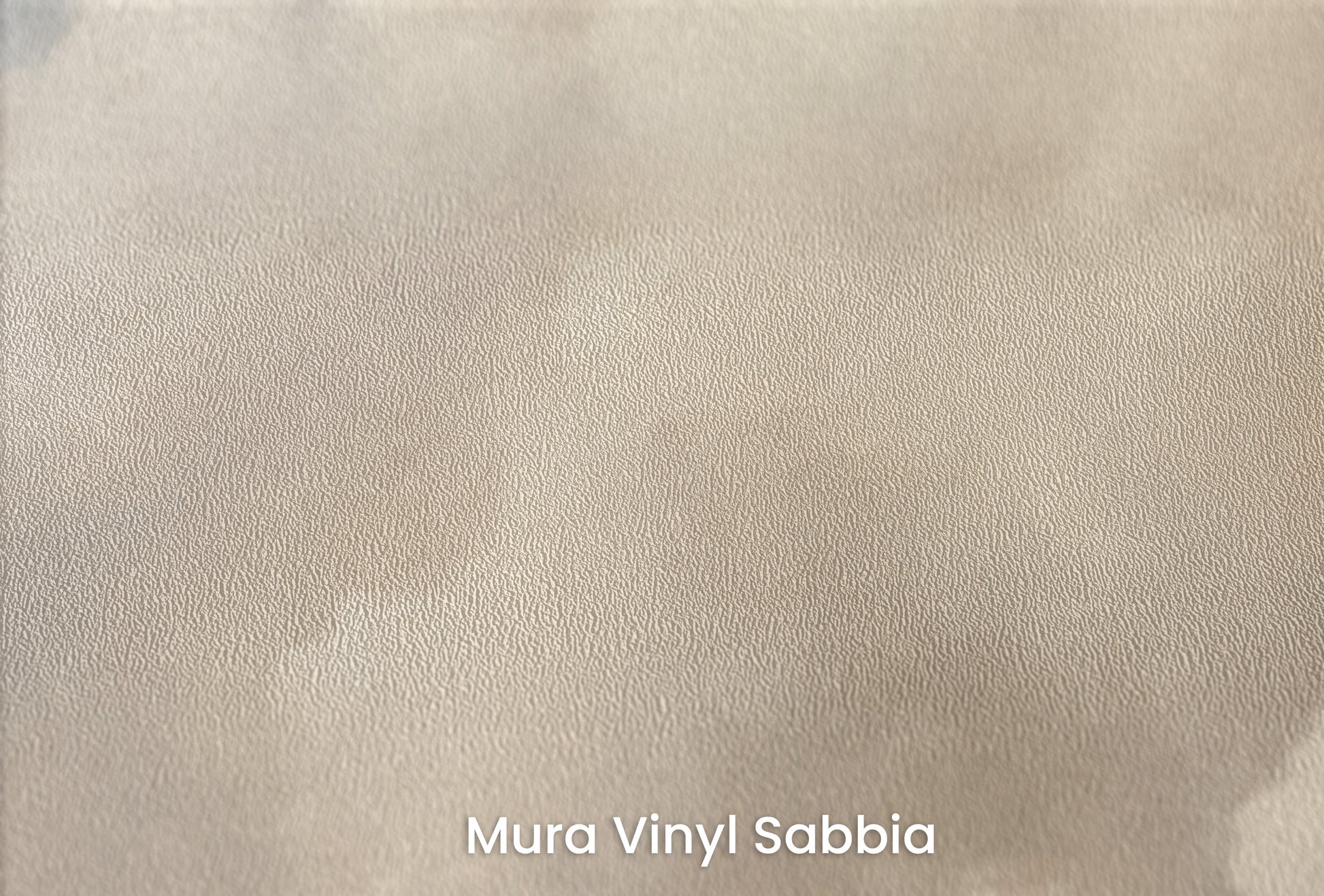 Zbliżenie na artystyczną fototapetę o nazwie HEAVENLY CLOUDS DIVINE GLOW na podłożu Mura Vinyl Sabbia struktura grubego ziarna piasku.