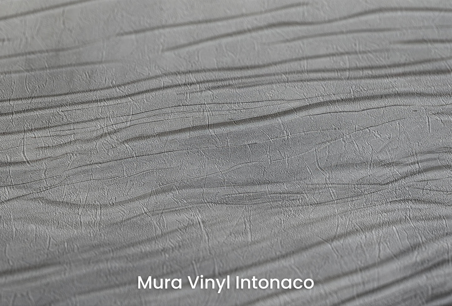 Zbliżenie na artystyczną fototapetę o nazwie Monochrome Current na podłożu Mura Vinyl Intonaco - struktura tartego tynku.