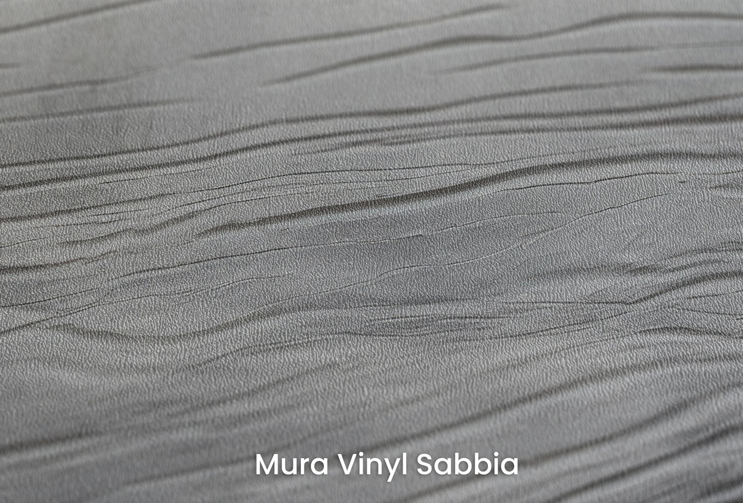 Zbliżenie na artystyczną fototapetę o nazwie Monochrome Current na podłożu Mura Vinyl Sabbia struktura grubego ziarna piasku.