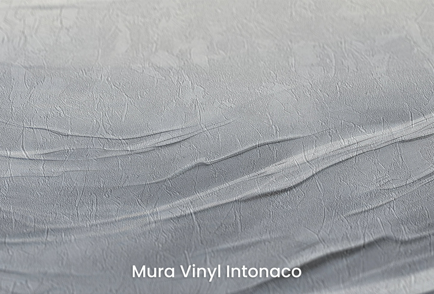 Zbliżenie na artystyczną fototapetę o nazwie Serenity Waves na podłożu Mura Vinyl Intonaco - struktura tartego tynku.