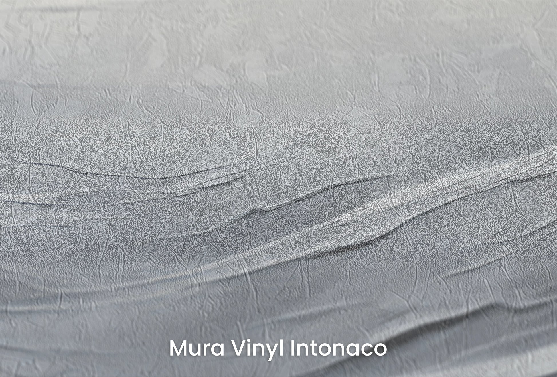 Zbliżenie na artystyczną fototapetę o nazwie Serenity Waves na podłożu Mura Vinyl Intonaco - struktura tartego tynku.