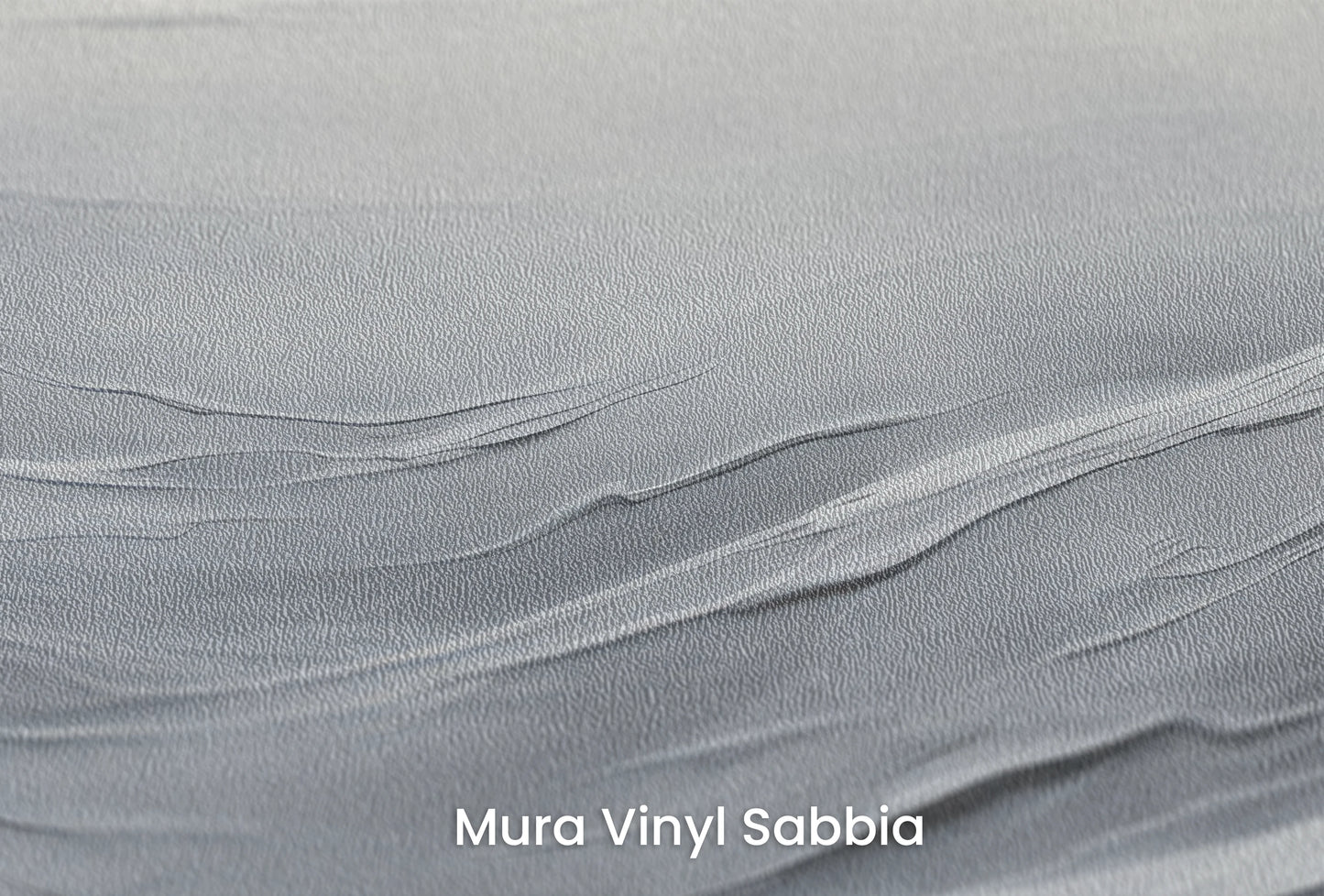 Zbliżenie na artystyczną fototapetę o nazwie Serenity Waves na podłożu Mura Vinyl Sabbia struktura grubego ziarna piasku.