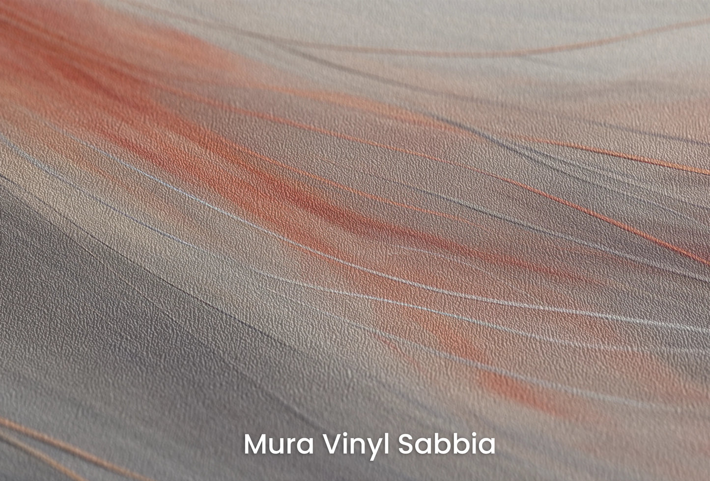 Zbliżenie na artystyczną fototapetę o nazwie Crimson Dusk na podłożu Mura Vinyl Sabbia struktura grubego ziarna piasku.