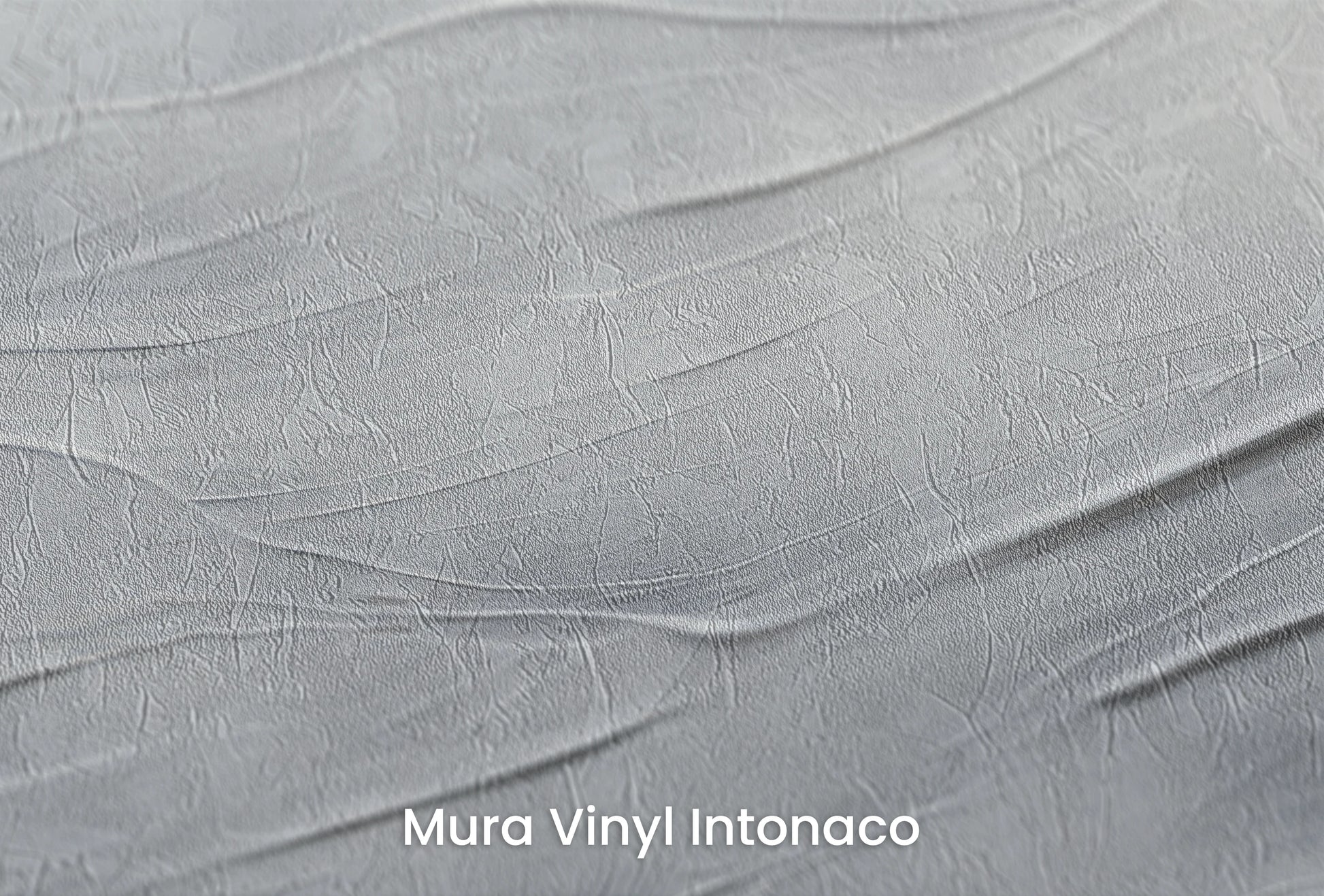 Zbliżenie na artystyczną fototapetę o nazwie Tranquil Current na podłożu Mura Vinyl Intonaco - struktura tartego tynku.