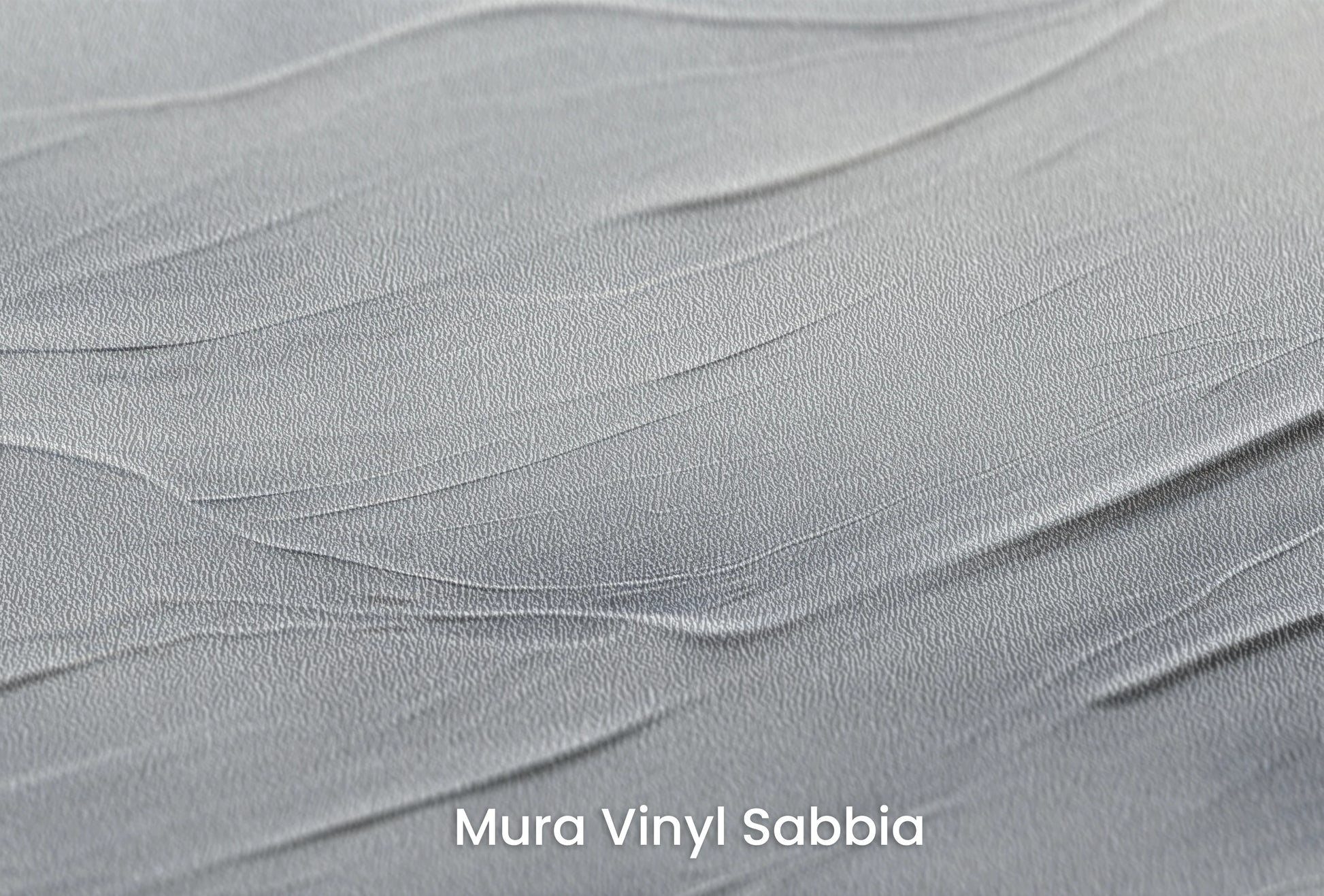 Zbliżenie na artystyczną fototapetę o nazwie Tranquil Current na podłożu Mura Vinyl Sabbia struktura grubego ziarna piasku.