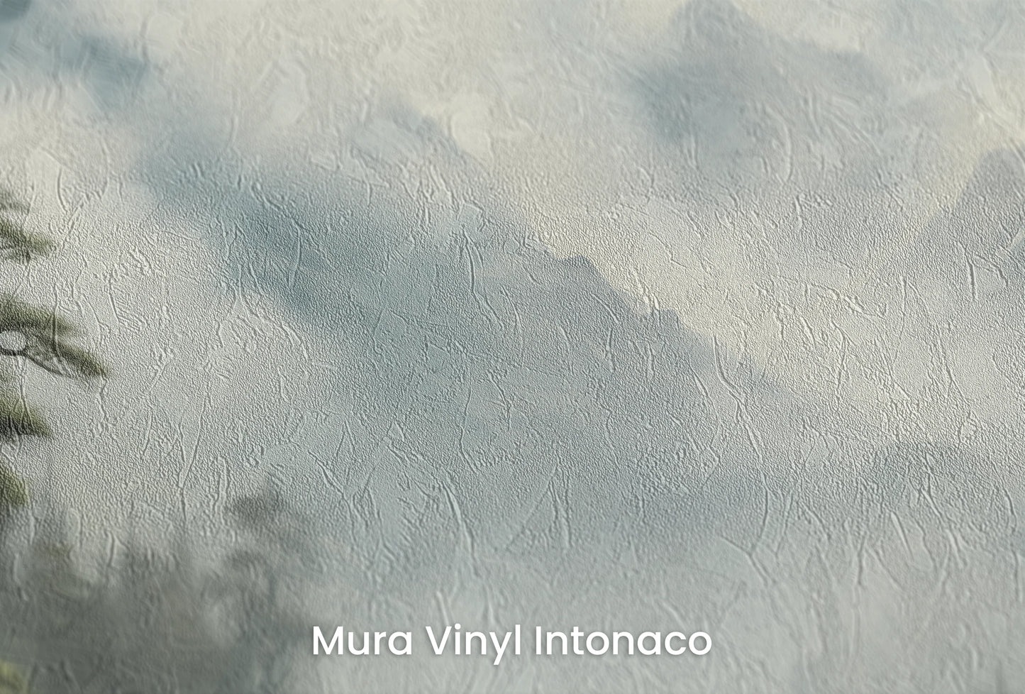 Zbliżenie na artystyczną fototapetę o nazwie Serene Mountain Lake na podłożu Mura Vinyl Intonaco - struktura tartego tynku.