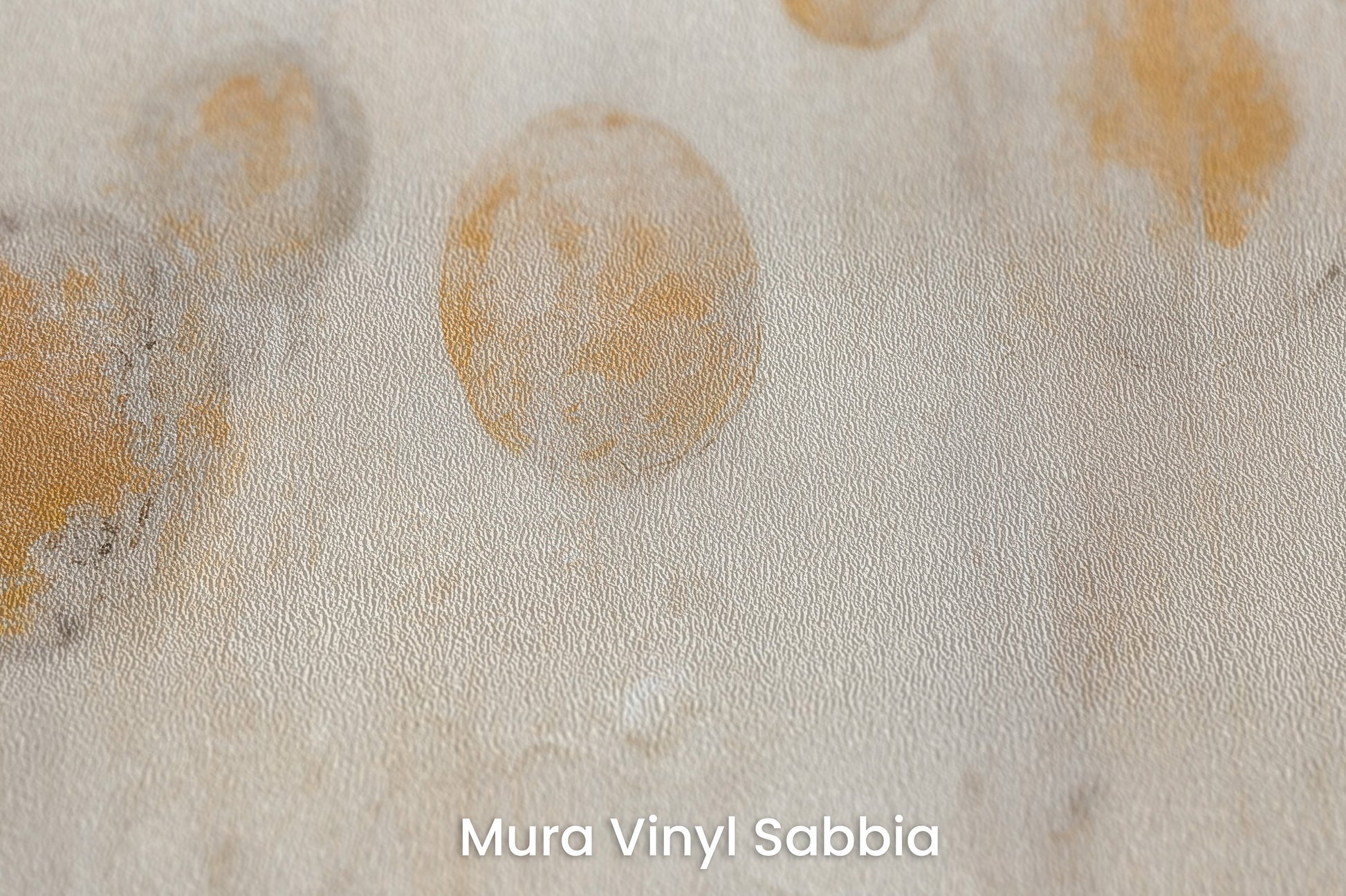 Zbliżenie na artystyczną fototapetę o nazwie ETHEREAL EARTHEN ORBS na podłożu Mura Vinyl Sabbia struktura grubego ziarna piasku.