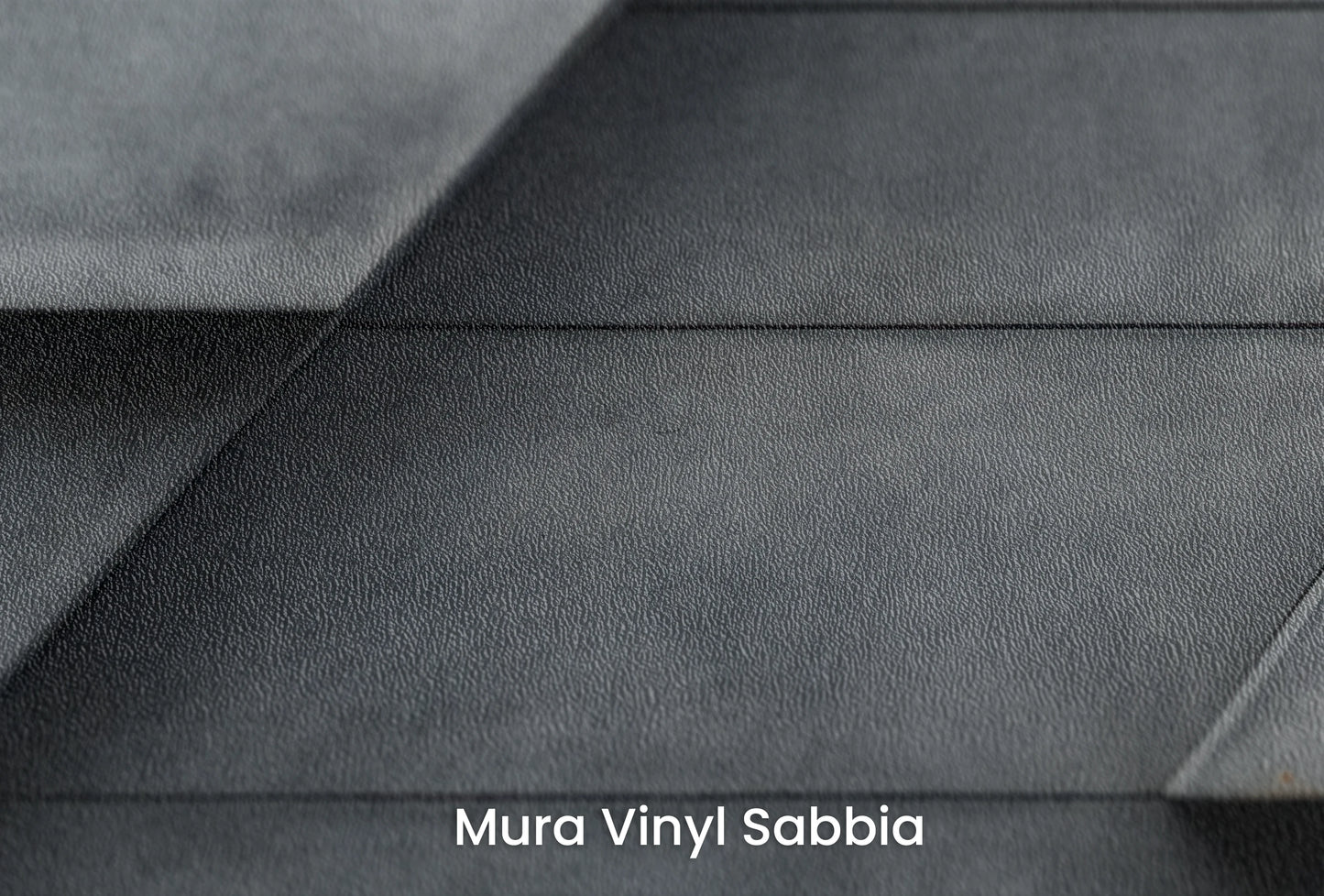 Zbliżenie na artystyczną fototapetę o nazwie Modern Layers na podłożu Mura Vinyl Sabbia struktura grubego ziarna piasku.