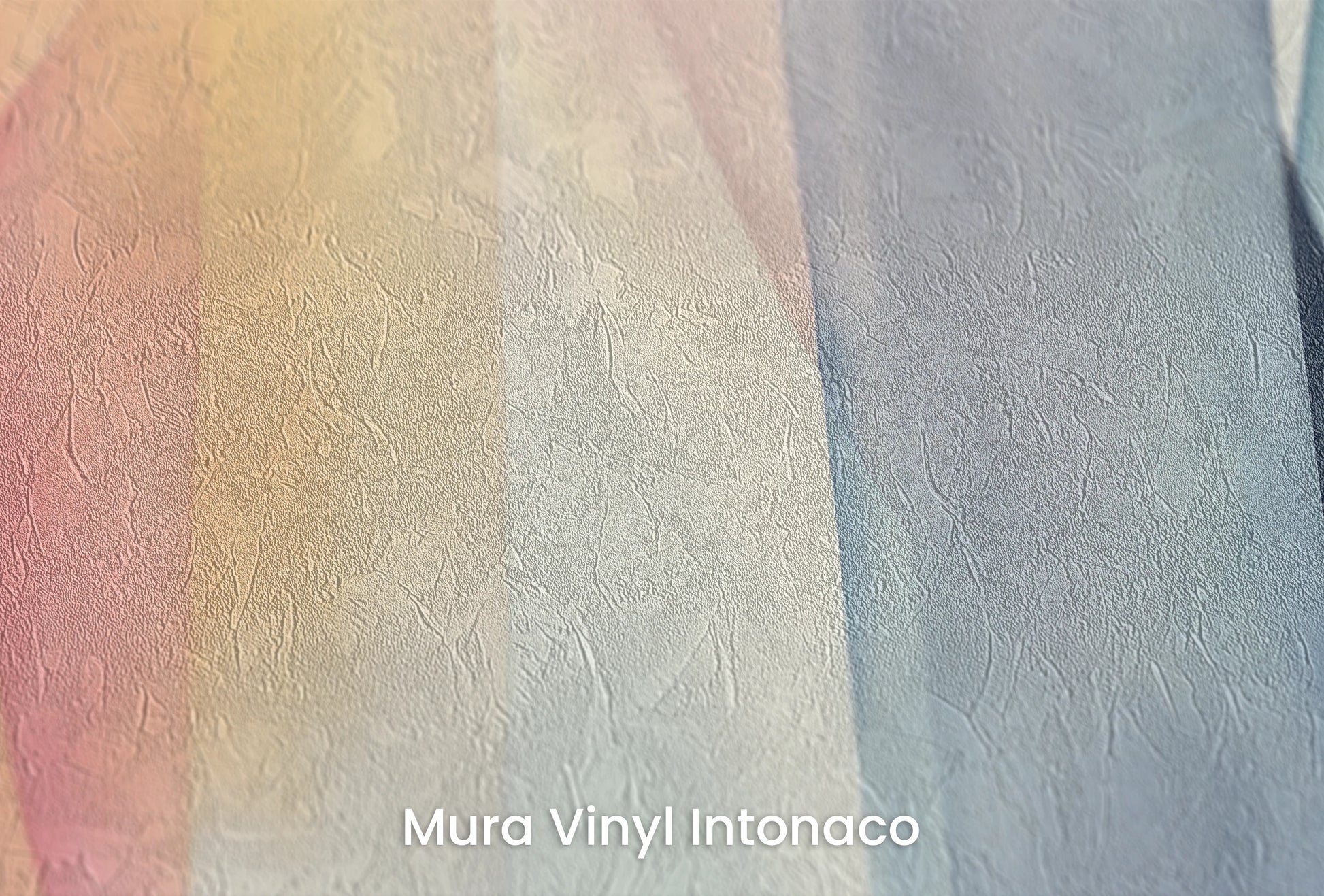 Zbliżenie na artystyczną fototapetę o nazwie Pastel Geometry na podłożu Mura Vinyl Intonaco - struktura tartego tynku.