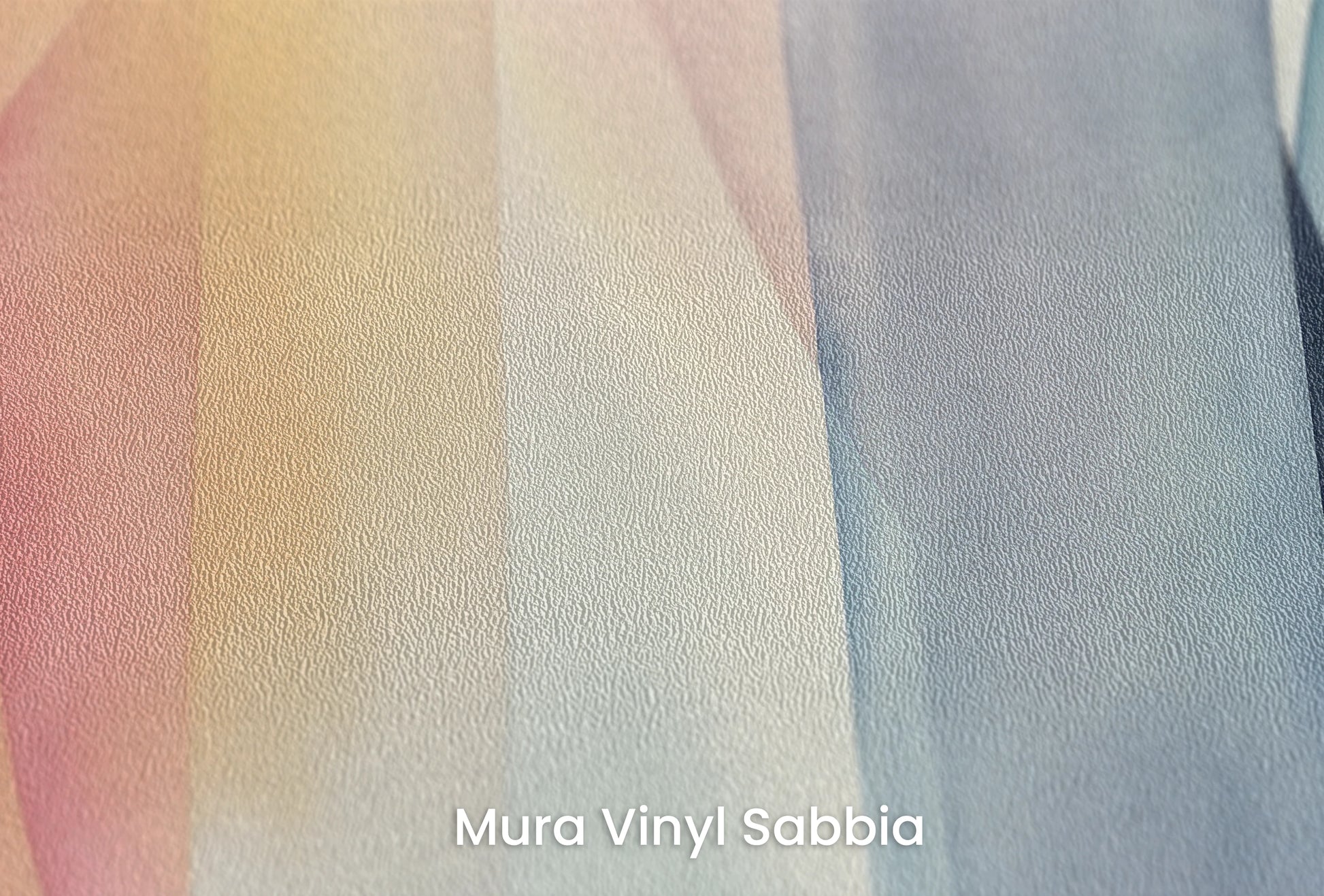 Zbliżenie na artystyczną fototapetę o nazwie Pastel Geometry na podłożu Mura Vinyl Sabbia struktura grubego ziarna piasku.