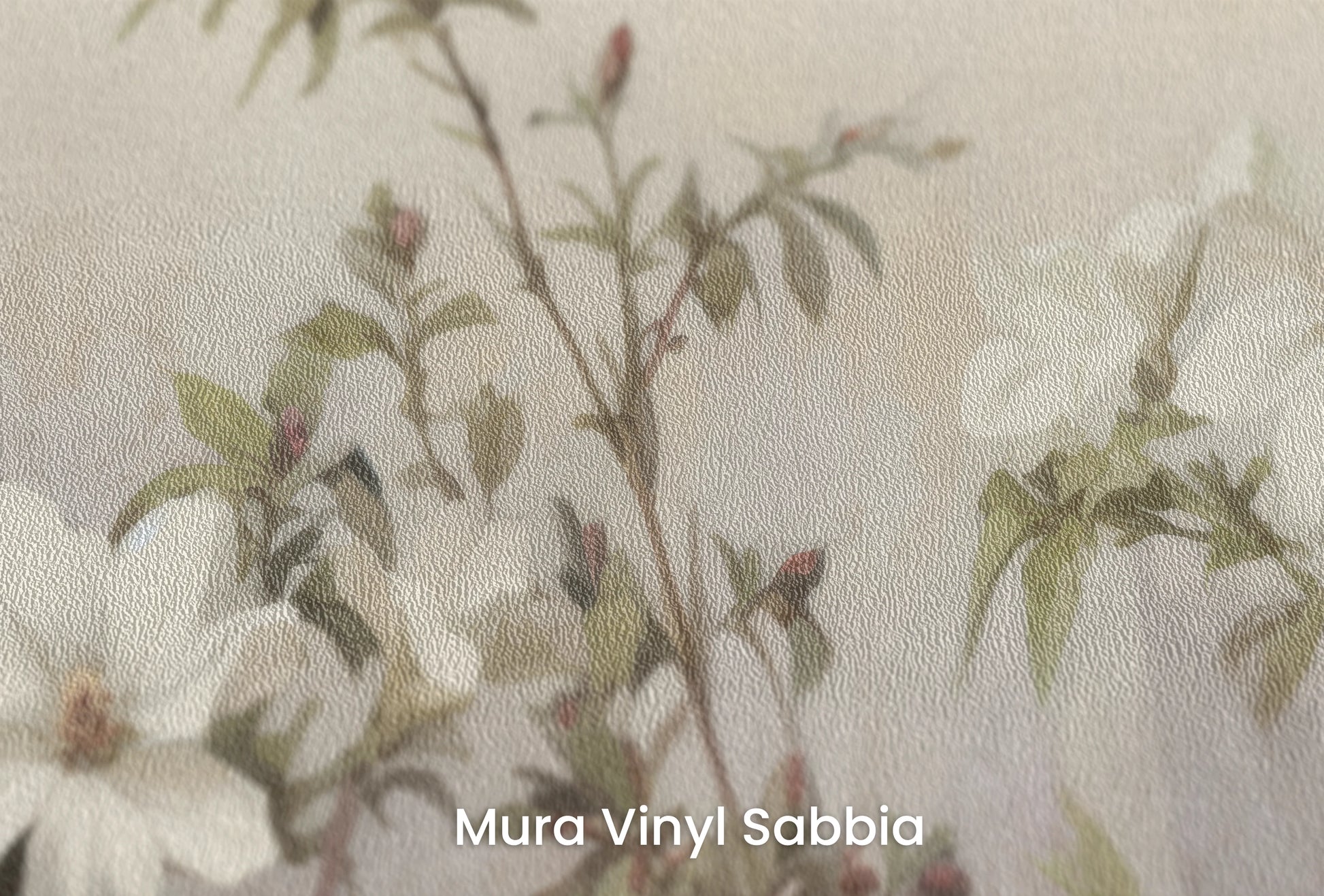 Zbliżenie na artystyczną fototapetę o nazwie Whispering Clematis na podłożu Mura Vinyl Sabbia struktura grubego ziarna piasku.