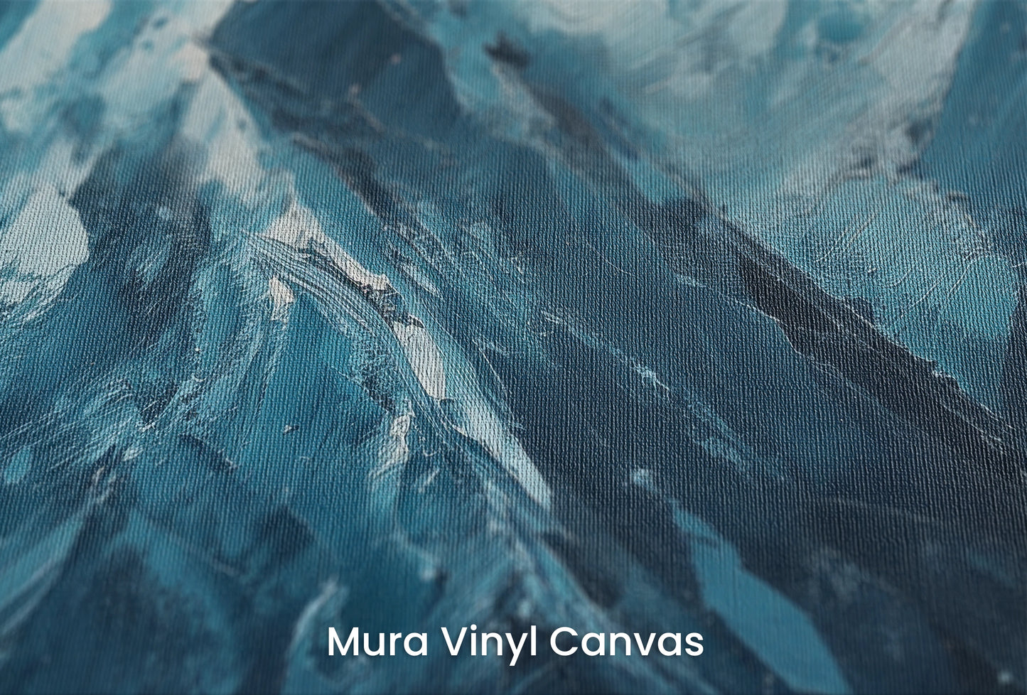 Zbliżenie na artystyczną fototapetę o nazwie Sapphire Peaks na podłożu Mura Vinyl Canvas - faktura naturalnego płótna.