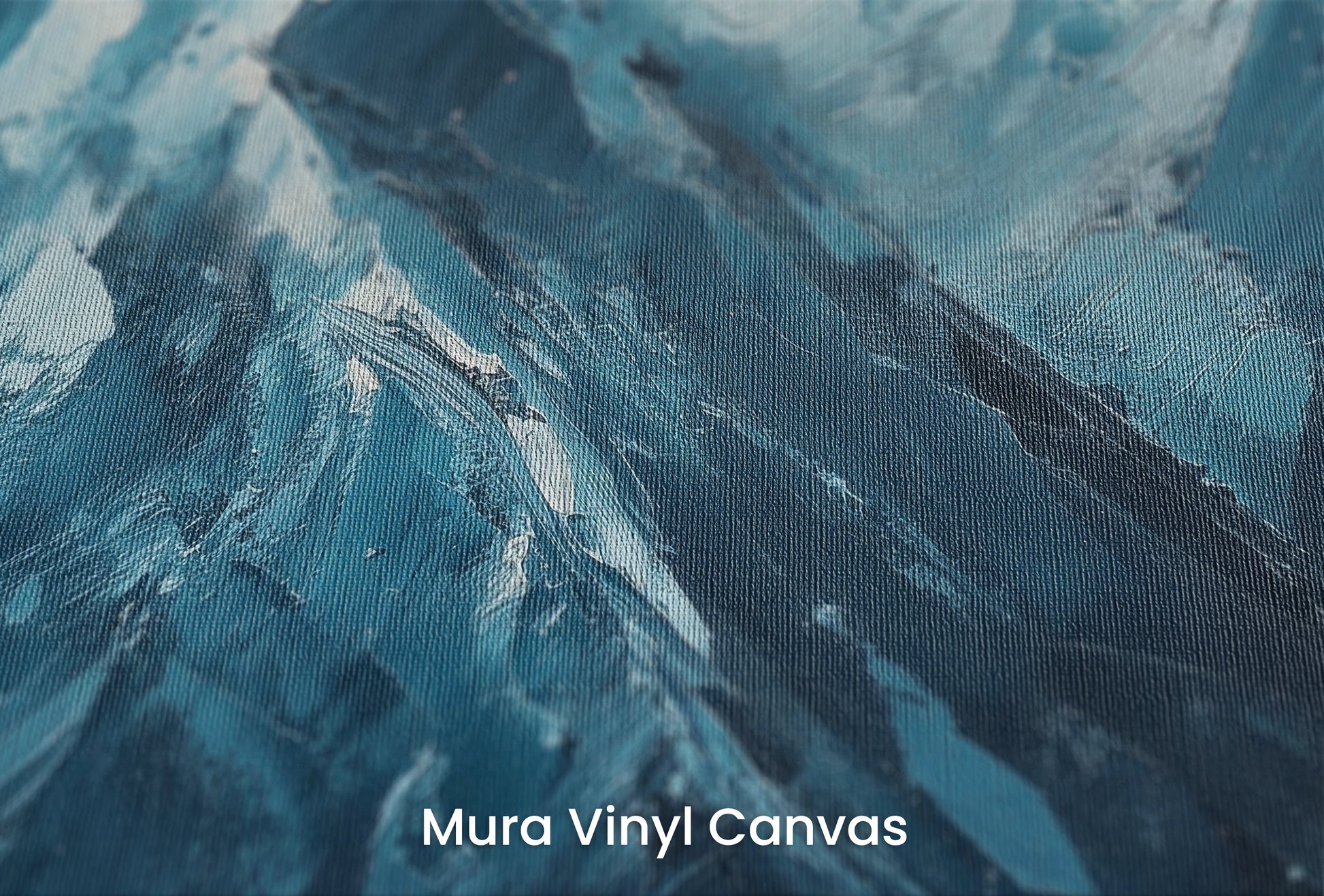 Zbliżenie na artystyczną fototapetę o nazwie Sapphire Peaks na podłożu Mura Vinyl Canvas - faktura naturalnego płótna.