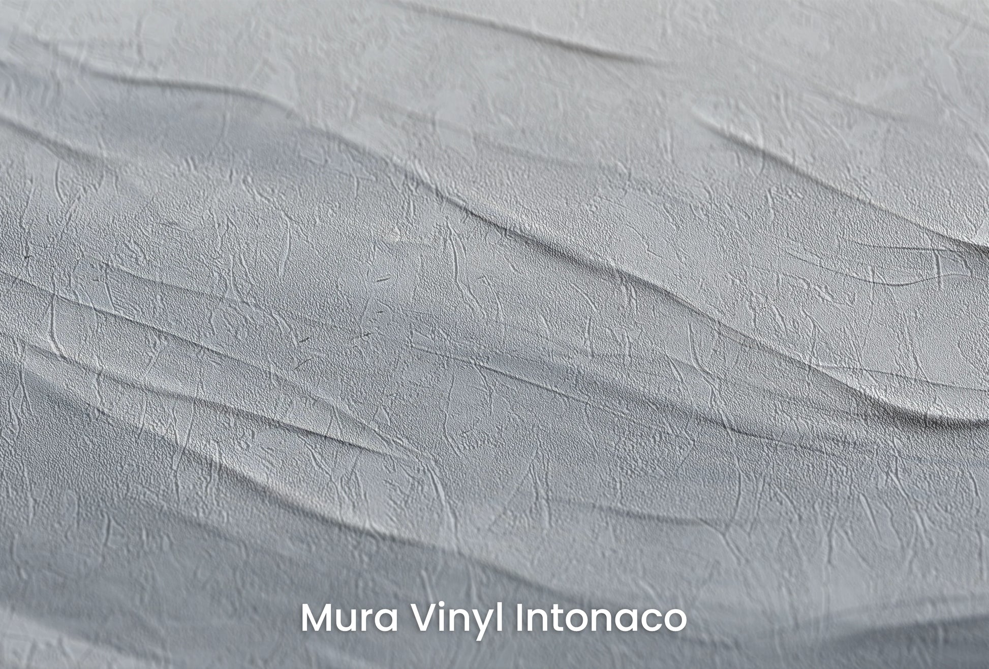 Zbliżenie na artystyczną fototapetę o nazwie Serenity Stratum na podłożu Mura Vinyl Intonaco - struktura tartego tynku.