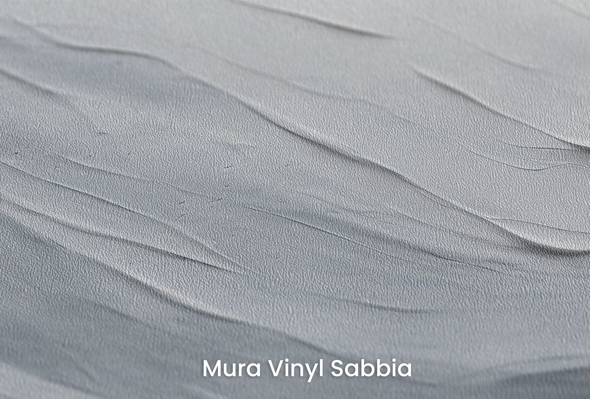 Zbliżenie na artystyczną fototapetę o nazwie Serenity Stratum na podłożu Mura Vinyl Sabbia struktura grubego ziarna piasku.