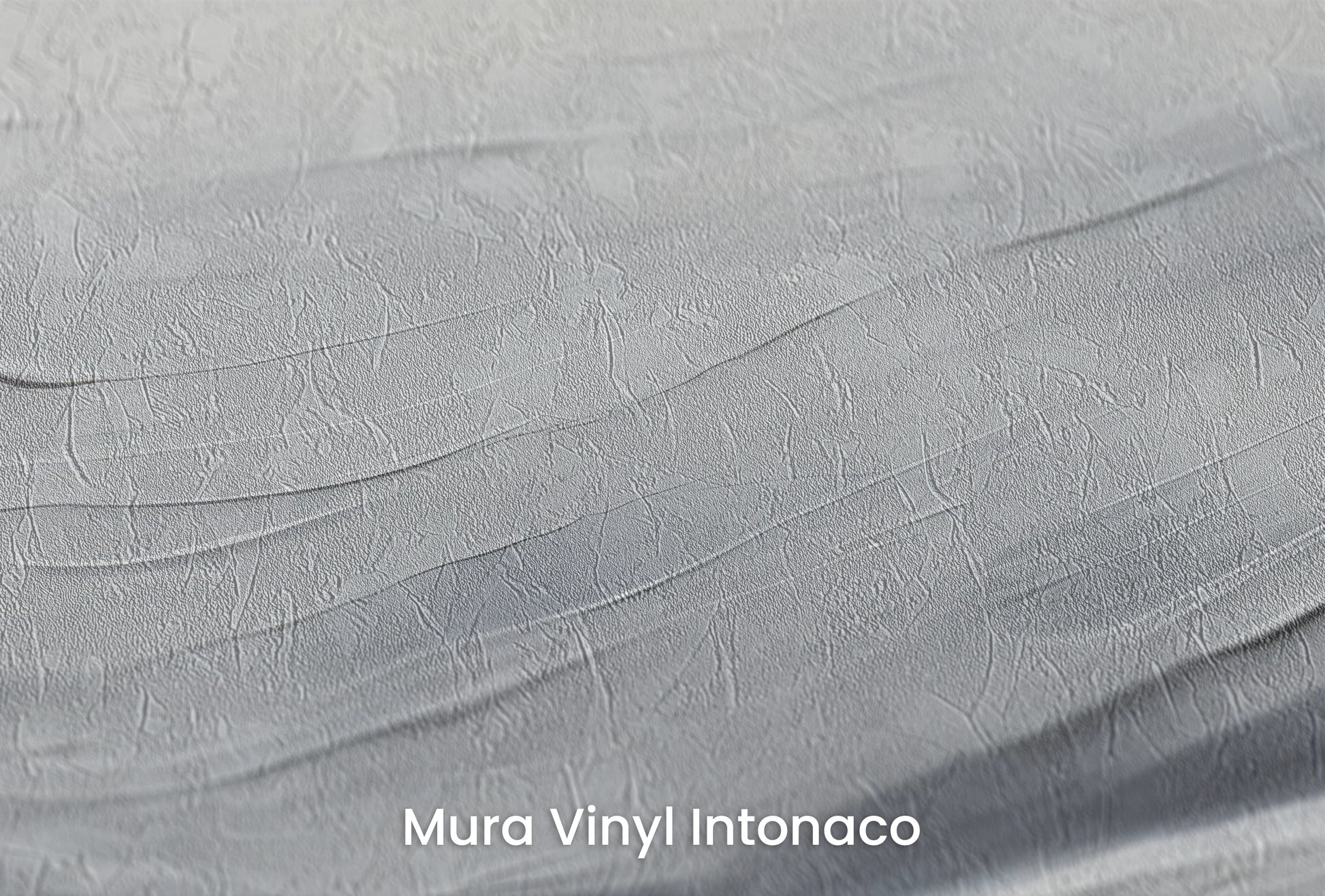 Zbliżenie na artystyczną fototapetę o nazwie Ethereal Flow na podłożu Mura Vinyl Intonaco - struktura tartego tynku.