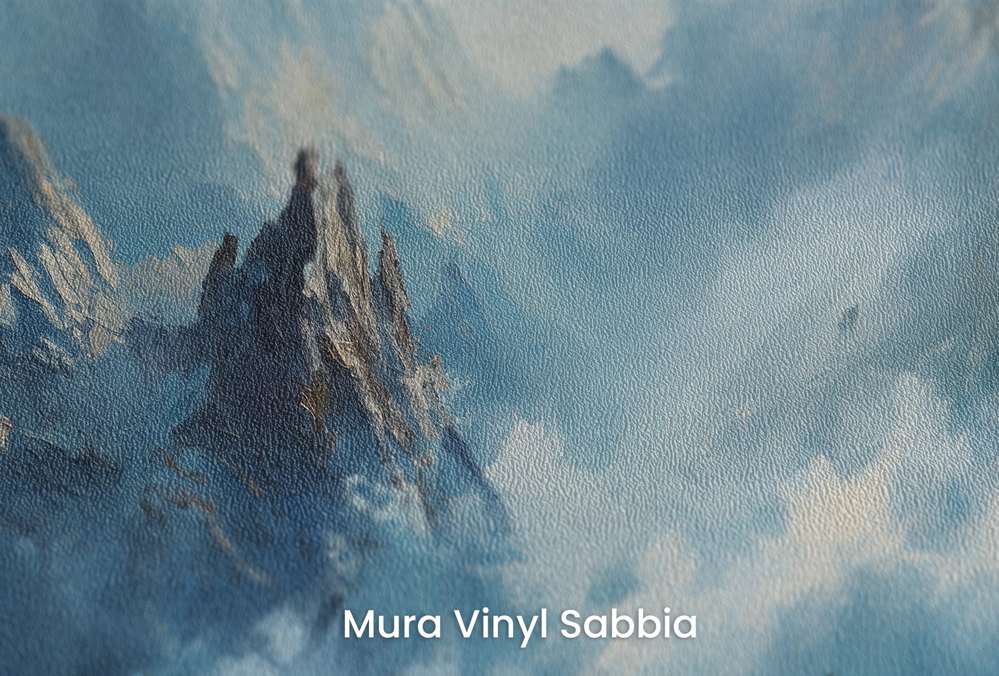 Zbliżenie na artystyczną fototapetę o nazwie Cerulean Mist na podłożu Mura Vinyl Sabbia struktura grubego ziarna piasku.