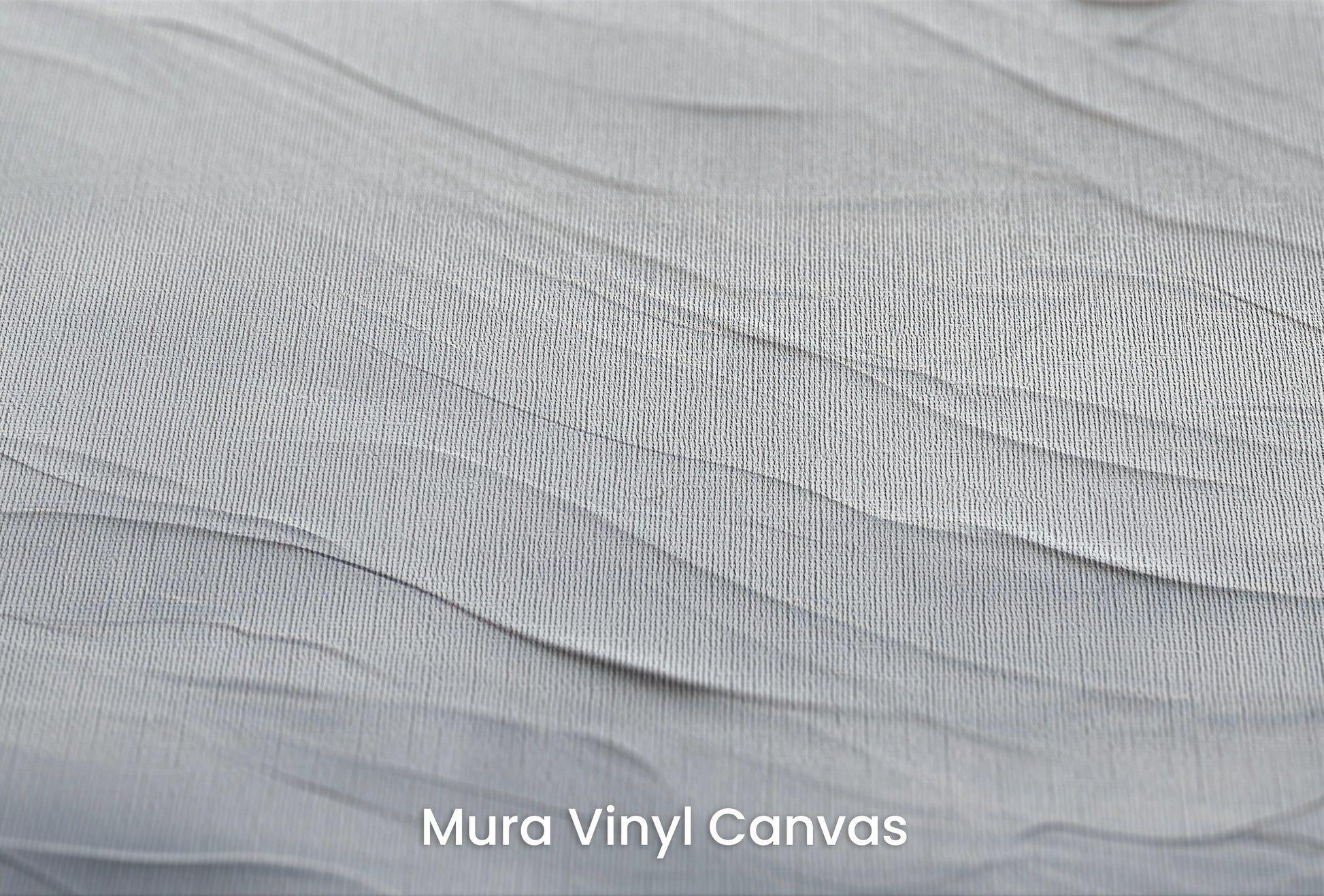 Zbliżenie na artystyczną fototapetę o nazwie Silent Whispers na podłożu Mura Vinyl Canvas - faktura naturalnego płótna.