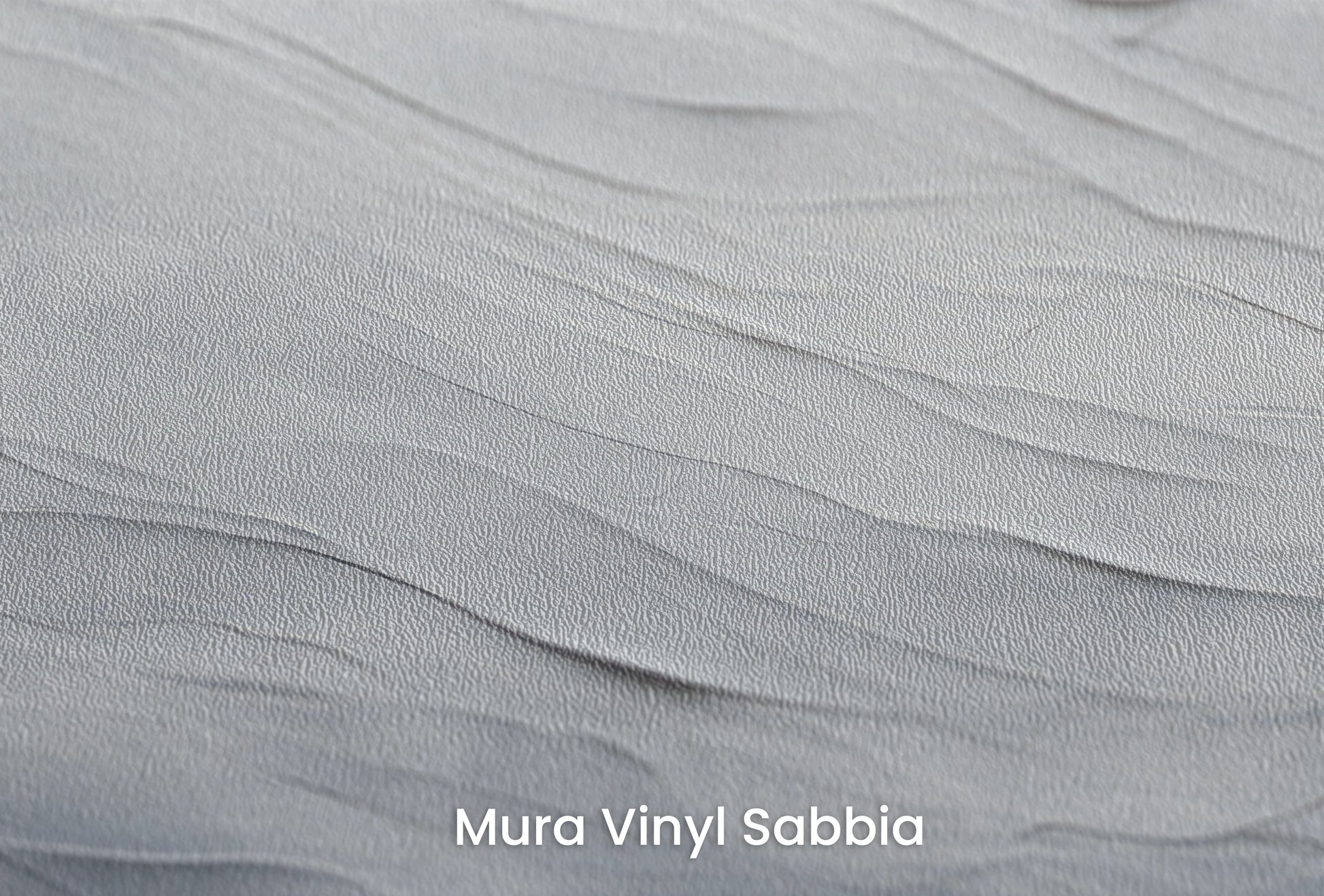 Zbliżenie na artystyczną fototapetę o nazwie Silent Whispers na podłożu Mura Vinyl Sabbia struktura grubego ziarna piasku.