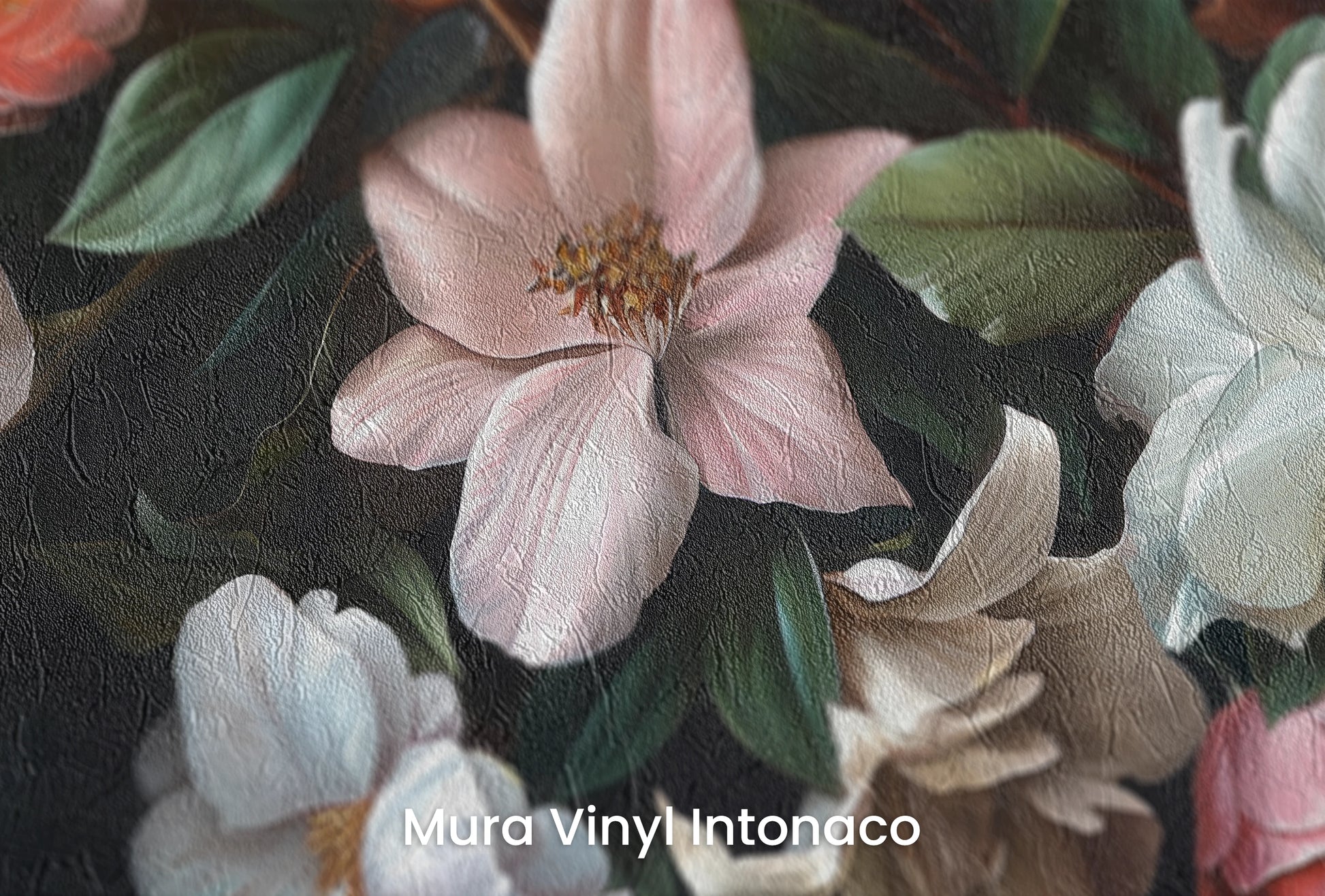 Zbliżenie na artystyczną fototapetę o nazwie Aged Floral Tapestry na podłożu Mura Vinyl Intonaco - struktura tartego tynku.