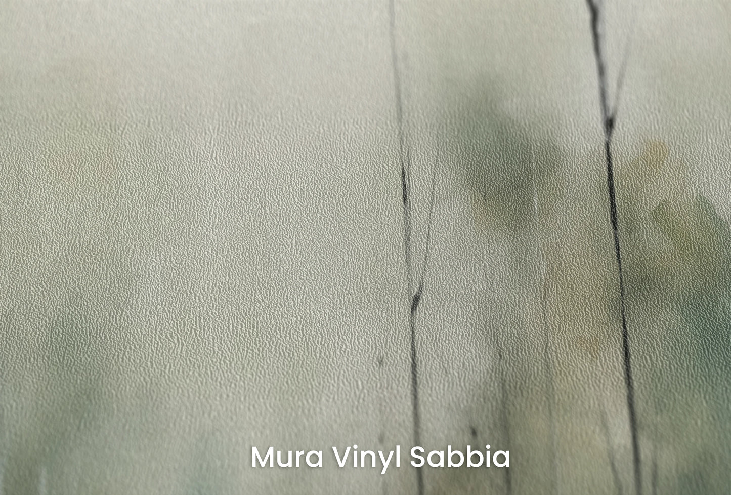 Zbliżenie na artystyczną fototapetę o nazwie Mgielne Drzewa na podłożu Mura Vinyl Sabbia struktura grubego ziarna piasku.
