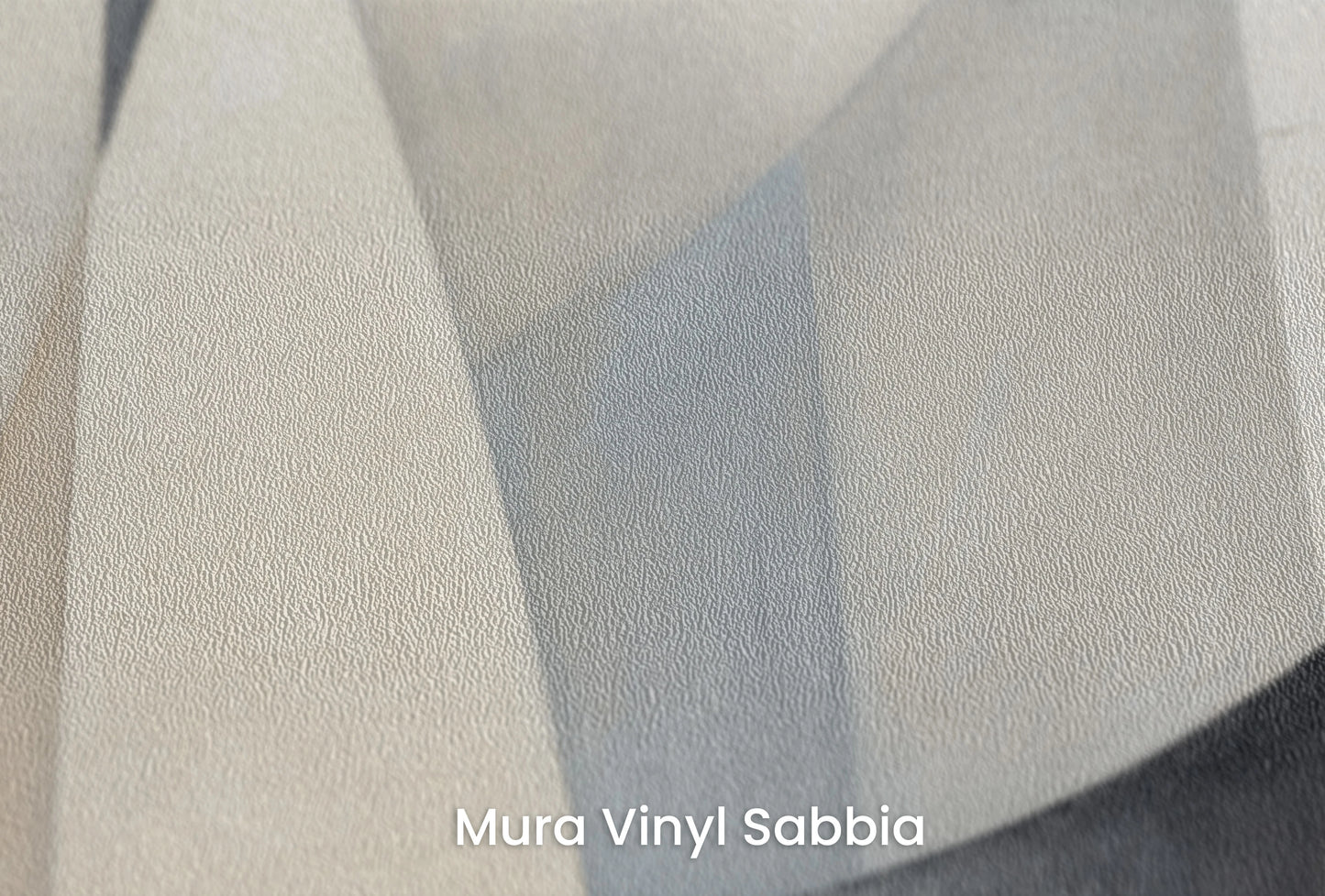 Zbliżenie na artystyczną fototapetę o nazwie Soft Geometric Blends na podłożu Mura Vinyl Sabbia struktura grubego ziarna piasku.