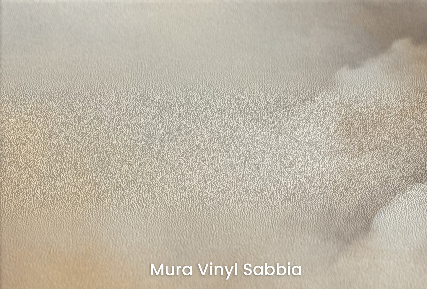 Zbliżenie na artystyczną fototapetę o nazwie LUMINOUS DREAMSCAPE HORIZON na podłożu Mura Vinyl Sabbia struktura grubego ziarna piasku.