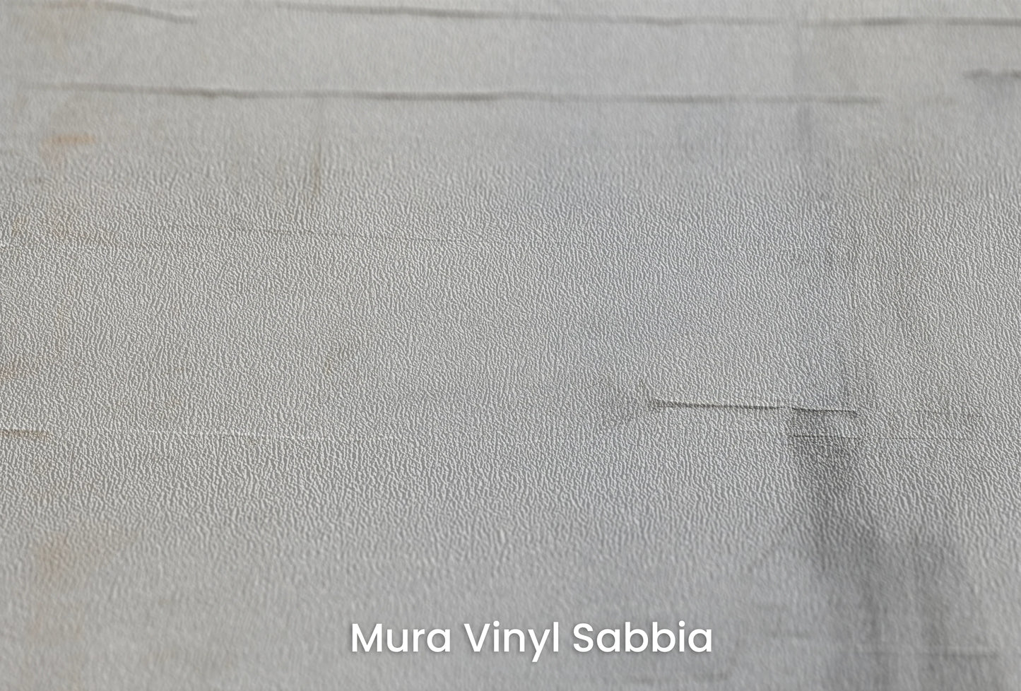 Zbliżenie na artystyczną fototapetę o nazwie Whispering Strata na podłożu Mura Vinyl Sabbia struktura grubego ziarna piasku.
