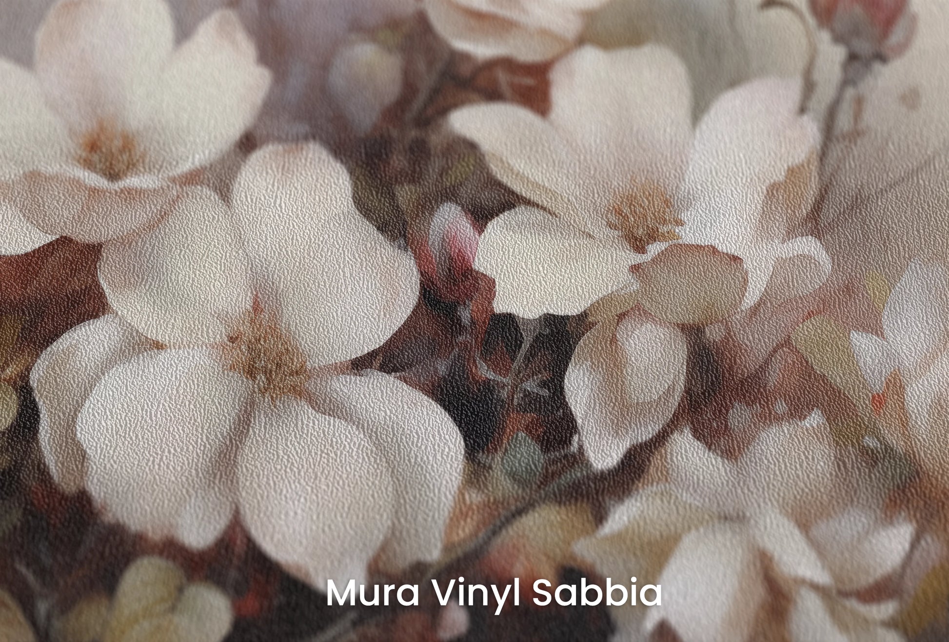 Zbliżenie na artystyczną fototapetę o nazwie Magnolia Mist na podłożu Mura Vinyl Sabbia struktura grubego ziarna piasku.