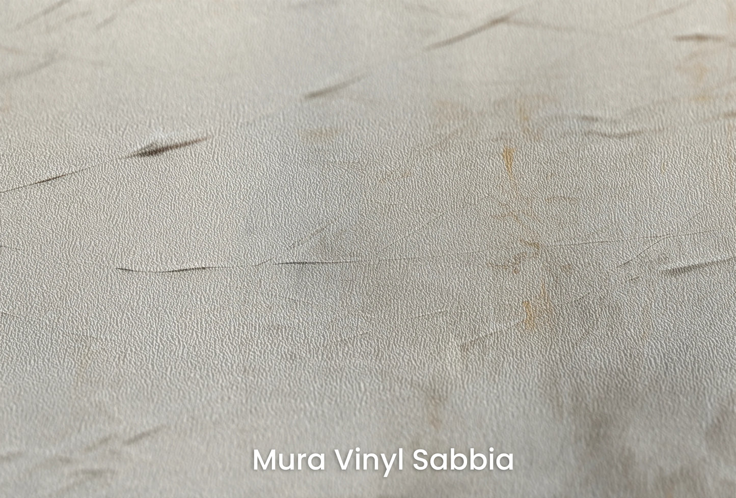 Zbliżenie na artystyczną fototapetę o nazwie Golden Threads na podłożu Mura Vinyl Sabbia struktura grubego ziarna piasku.