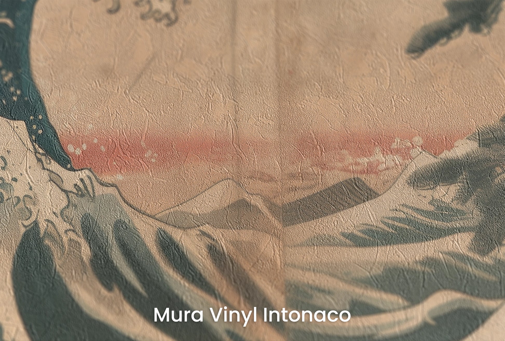 Zbliżenie na artystyczną fototapetę o nazwie Pine Crest Wave na podłożu Mura Vinyl Intonaco - struktura tartego tynku.