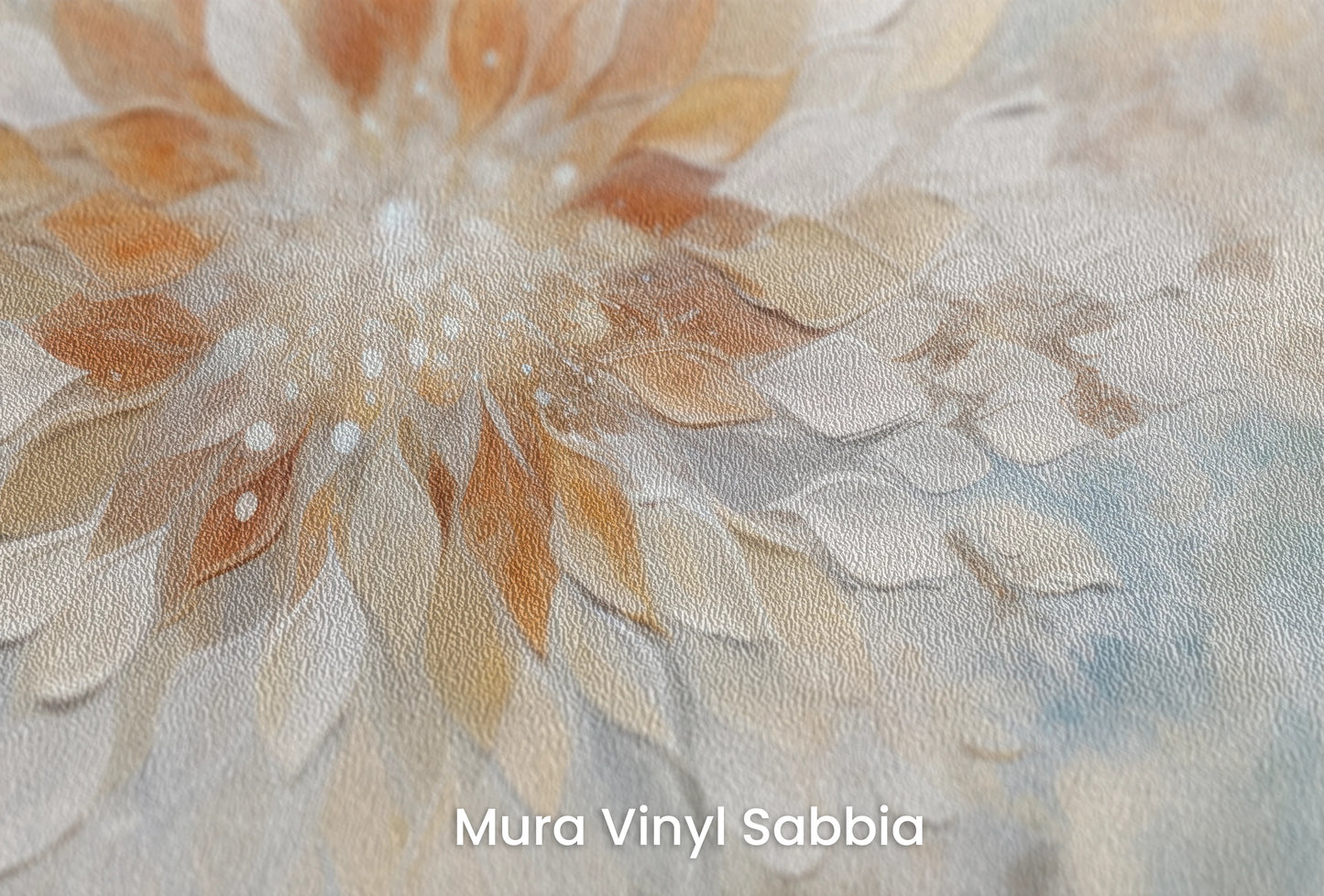 Zbliżenie na artystyczną fototapetę o nazwie Serene Lotus na podłożu Mura Vinyl Sabbia struktura grubego ziarna piasku.