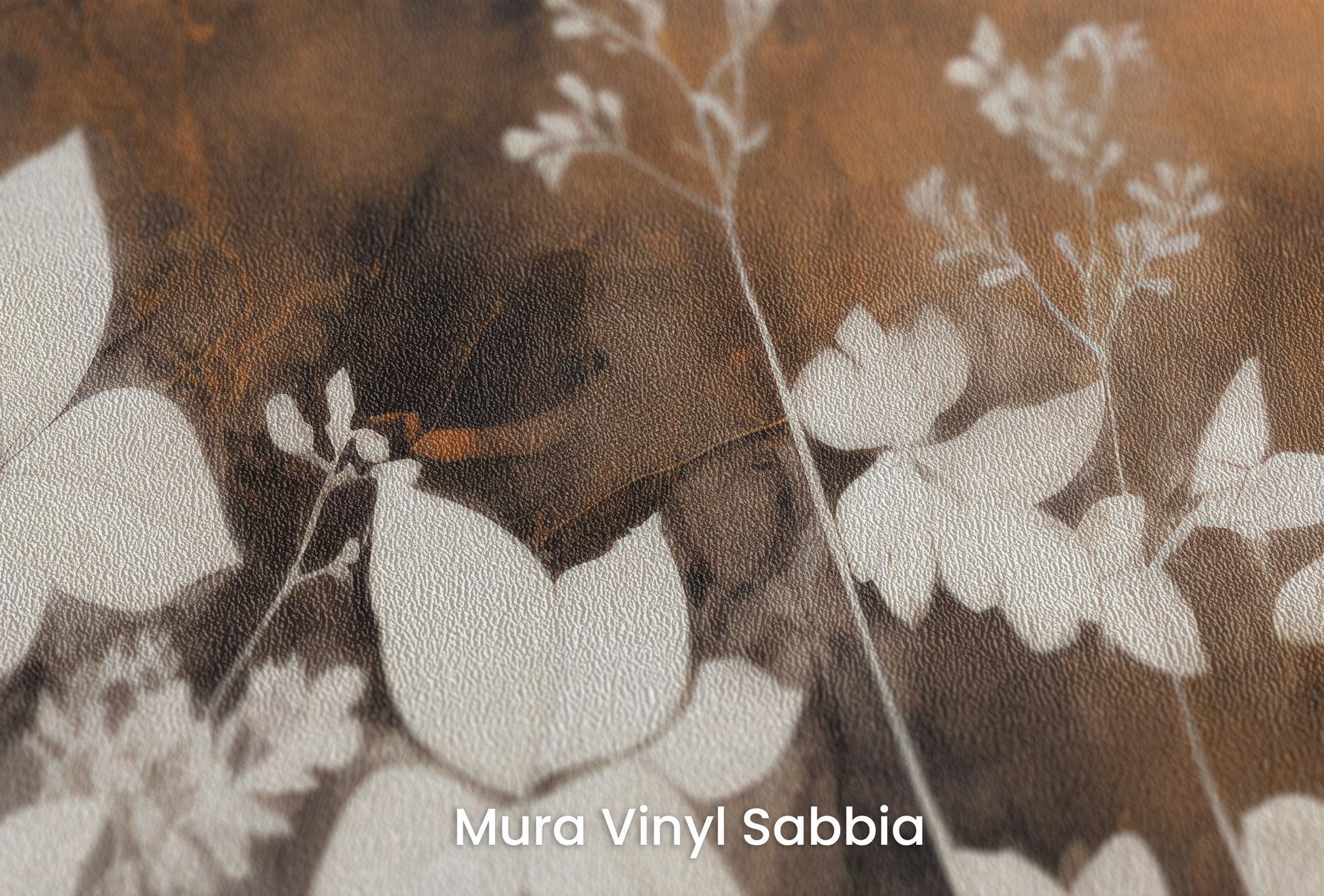 Zbliżenie na artystyczną fototapetę o nazwie Ethereal Flora na podłożu Mura Vinyl Sabbia struktura grubego ziarna piasku.