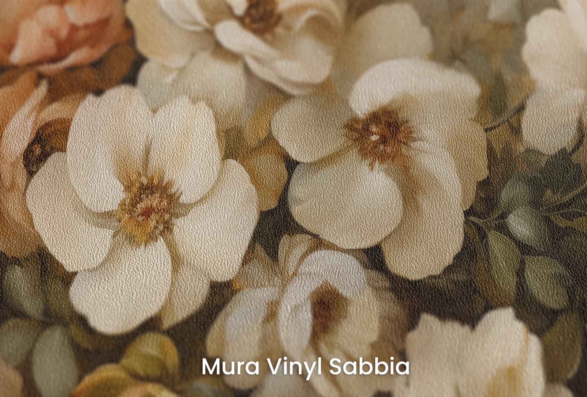 Zbliżenie na artystyczną fototapetę o nazwie Classic Floral Harmony na podłożu Mura Vinyl Sabbia struktura grubego ziarna piasku.