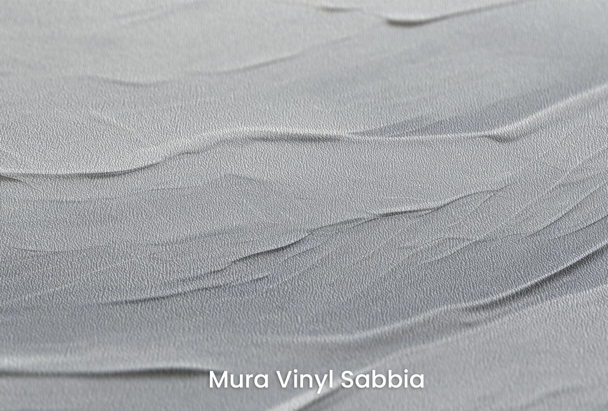 Zbliżenie na artystyczną fototapetę o nazwie Silent Waves na podłożu Mura Vinyl Sabbia struktura grubego ziarna piasku.