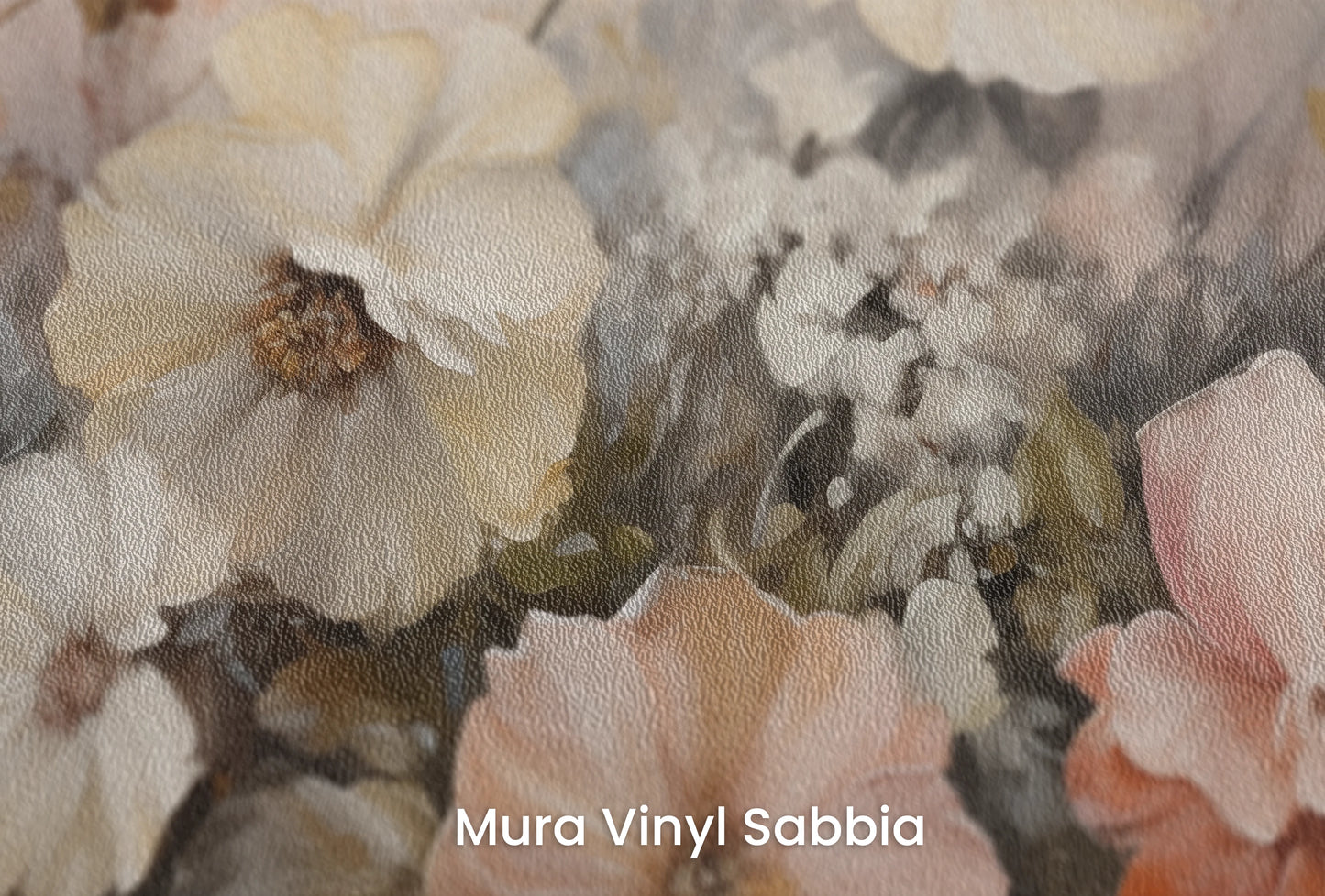 Zbliżenie na artystyczną fototapetę o nazwie Ethereal Floral Blend na podłożu Mura Vinyl Sabbia struktura grubego ziarna piasku.