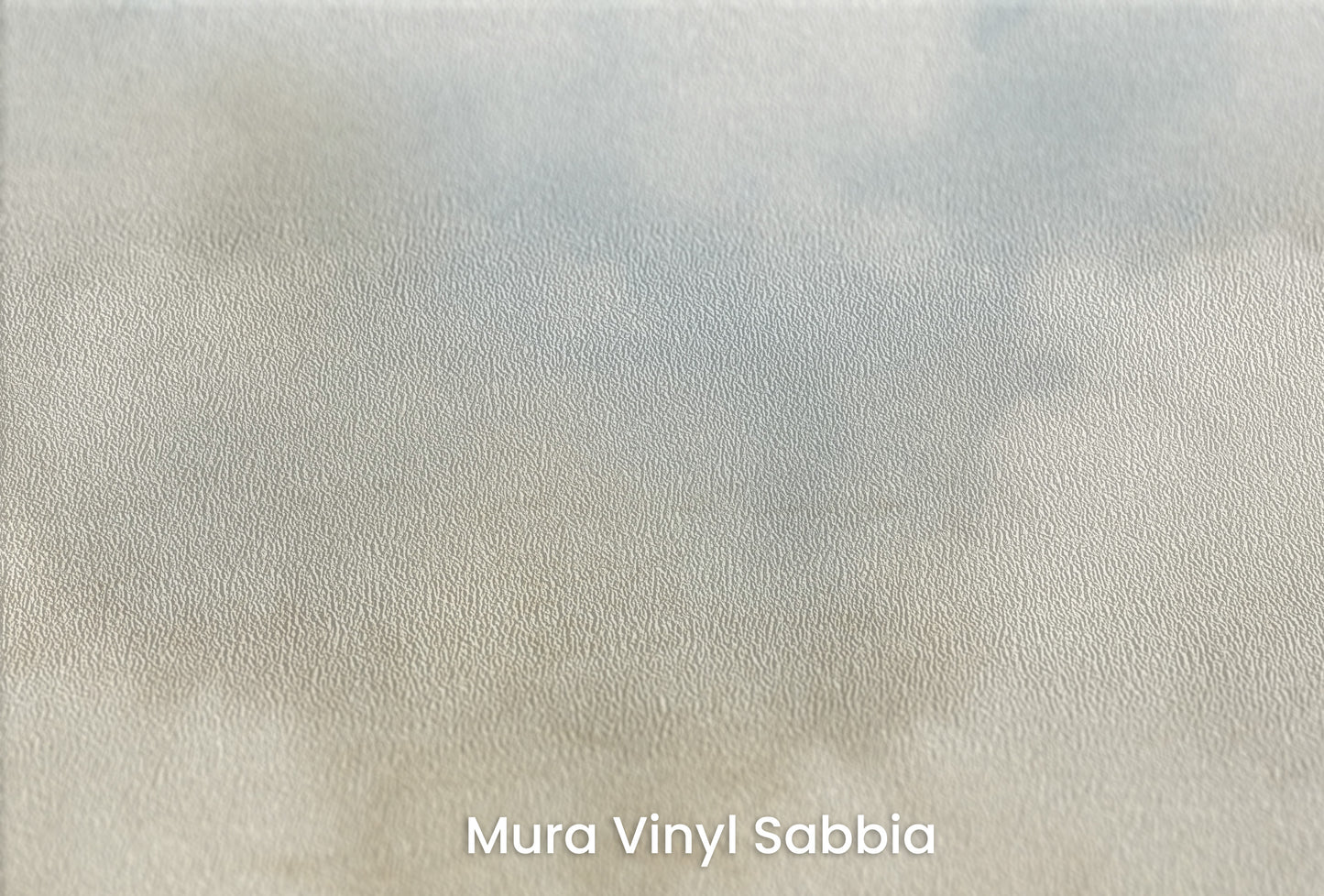 Zbliżenie na artystyczną fototapetę o nazwie SOFT SKIES INFINITY na podłożu Mura Vinyl Sabbia struktura grubego ziarna piasku.