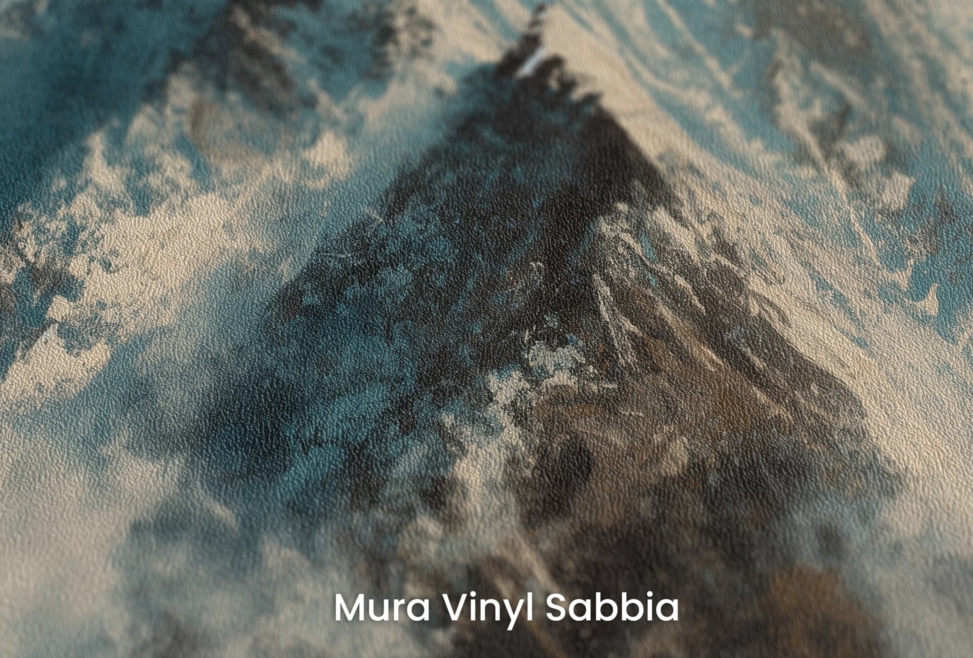 Zbliżenie na artystyczną fototapetę o nazwie Icy Ascent na podłożu Mura Vinyl Sabbia struktura grubego ziarna piasku.