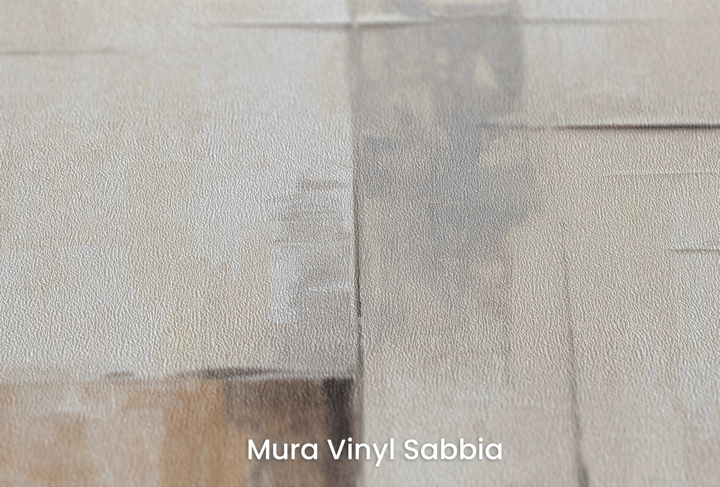 Zbliżenie na artystyczną fototapetę o nazwie Brush Stroke Fusion na podłożu Mura Vinyl Sabbia struktura grubego ziarna piasku.