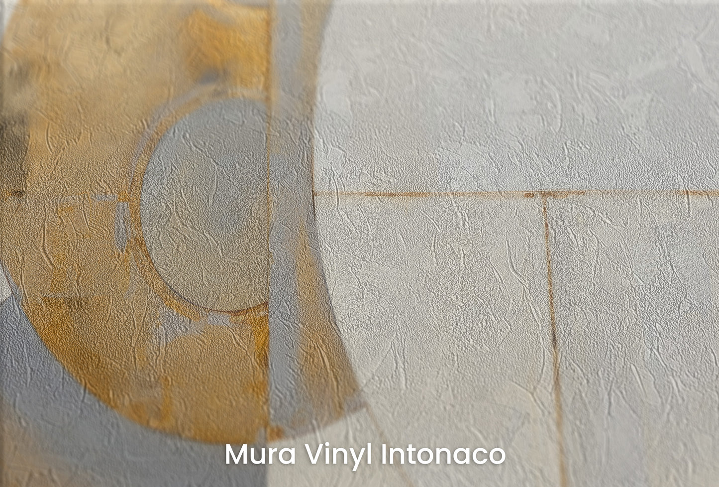 Zbliżenie na artystyczną fototapetę o nazwie CIRCULAR DIVINITY IN GOLD na podłożu Mura Vinyl Intonaco - struktura tartego tynku.