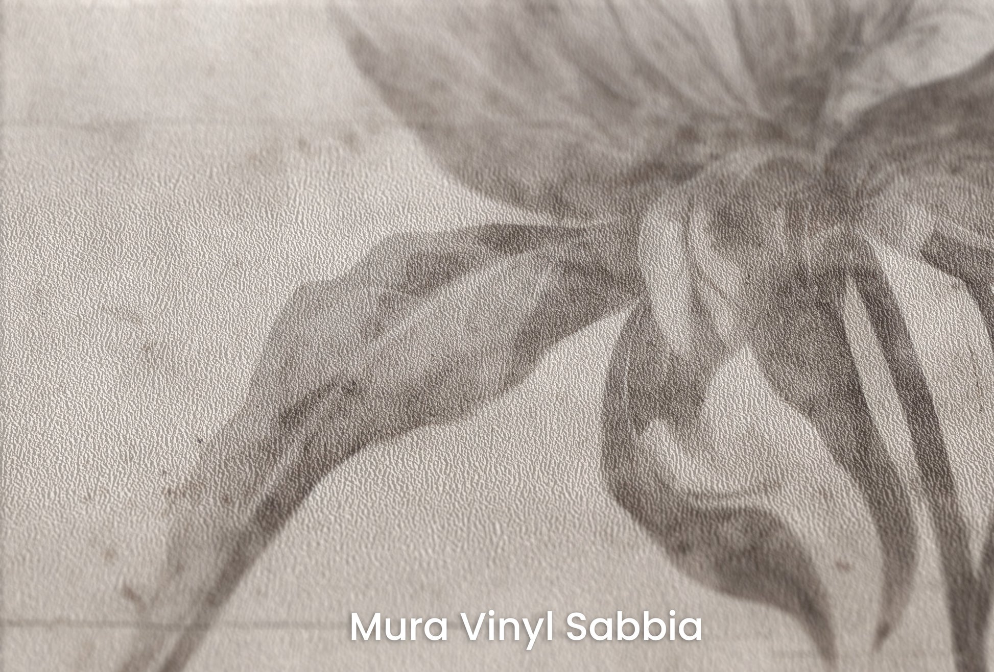Zbliżenie na artystyczną fototapetę o nazwie ETHEREAL FLEUR na podłożu Mura Vinyl Sabbia struktura grubego ziarna piasku.