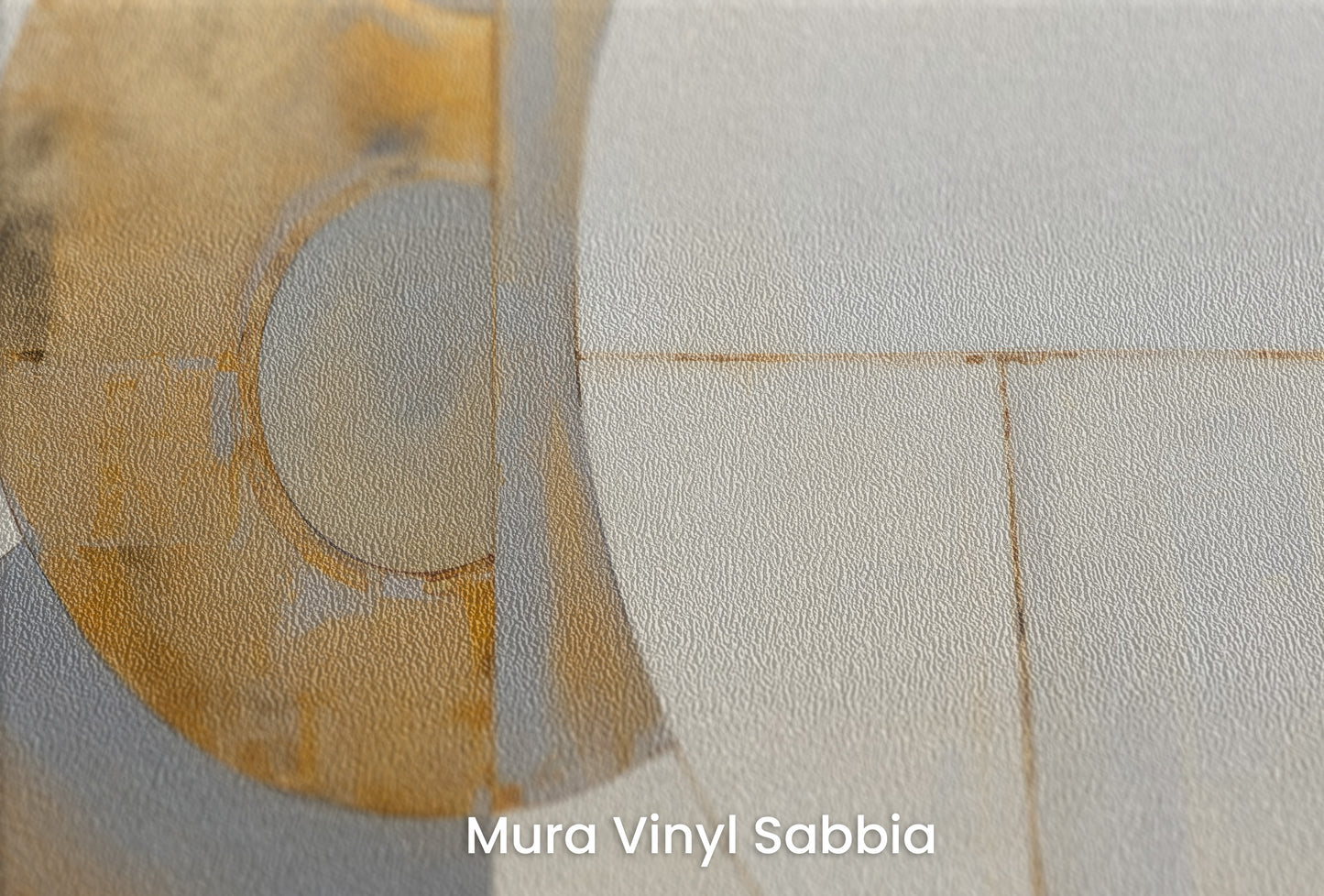 Zbliżenie na artystyczną fototapetę o nazwie CIRCULAR DIVINITY IN GOLD na podłożu Mura Vinyl Sabbia struktura grubego ziarna piasku.
