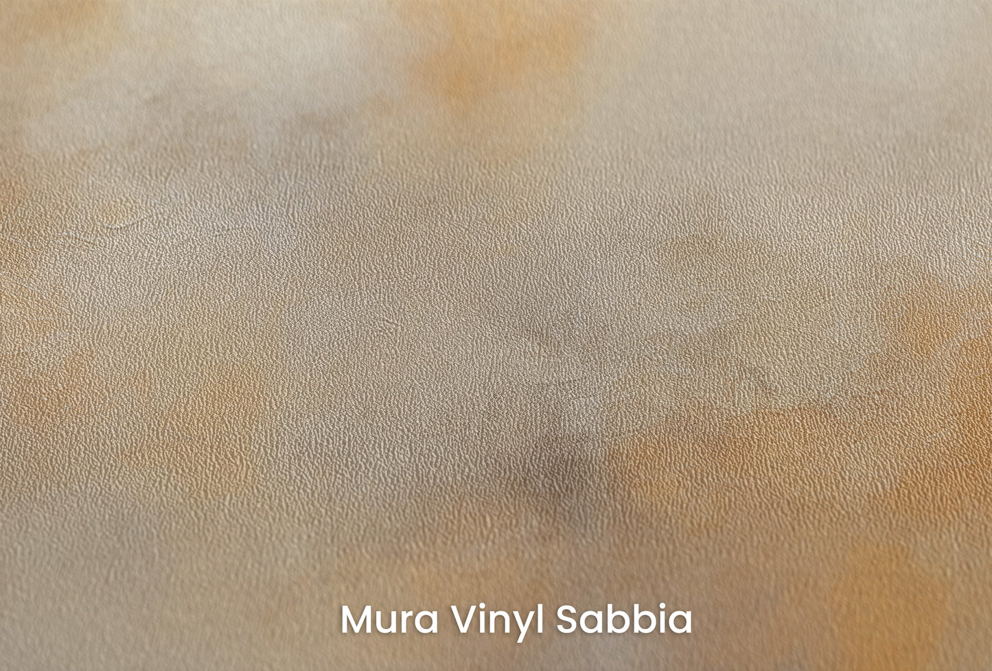 Zbliżenie na artystyczną fototapetę o nazwie WARMTH OF THE MORNING MIST na podłożu Mura Vinyl Sabbia struktura grubego ziarna piasku.