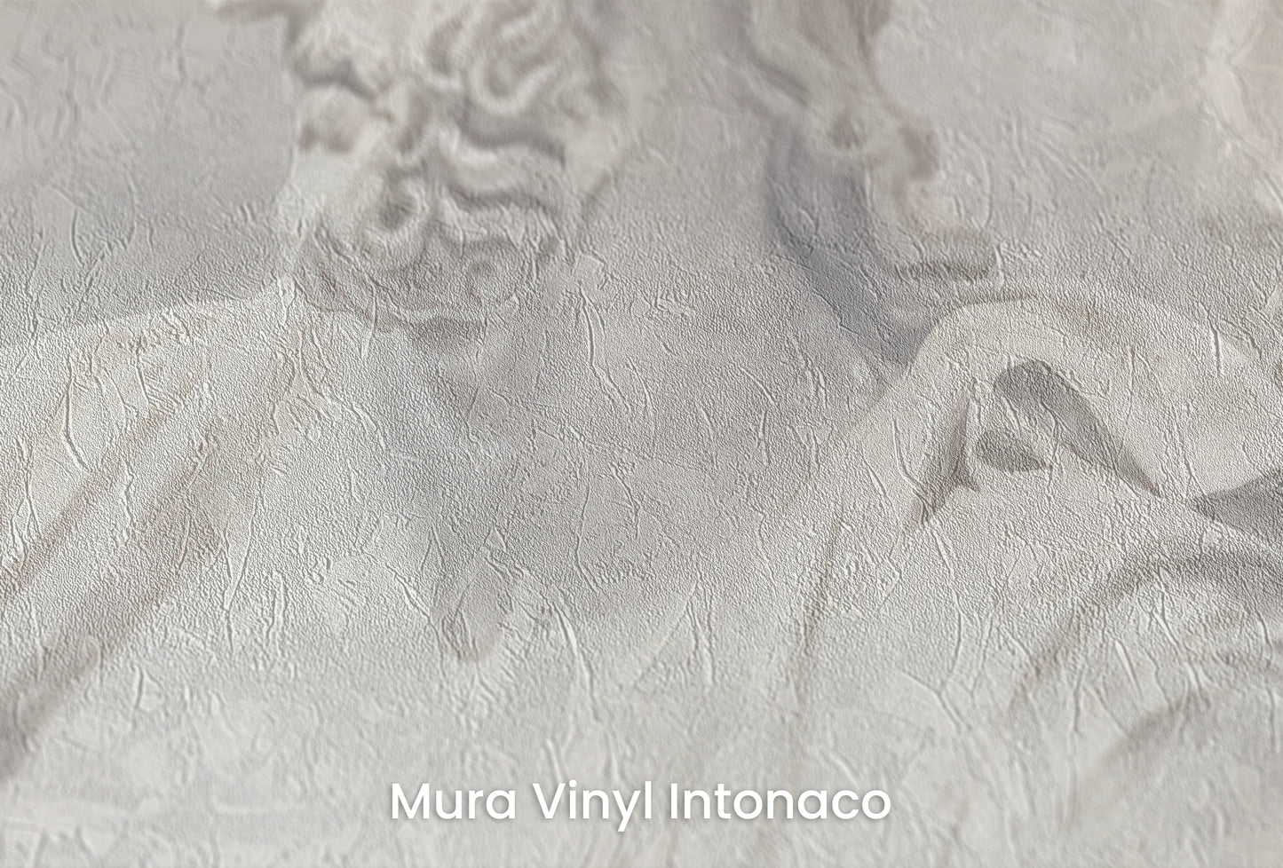 Zbliżenie na artystyczną fototapetę o nazwie Serene Titans na podłożu Mura Vinyl Intonaco - struktura tartego tynku.