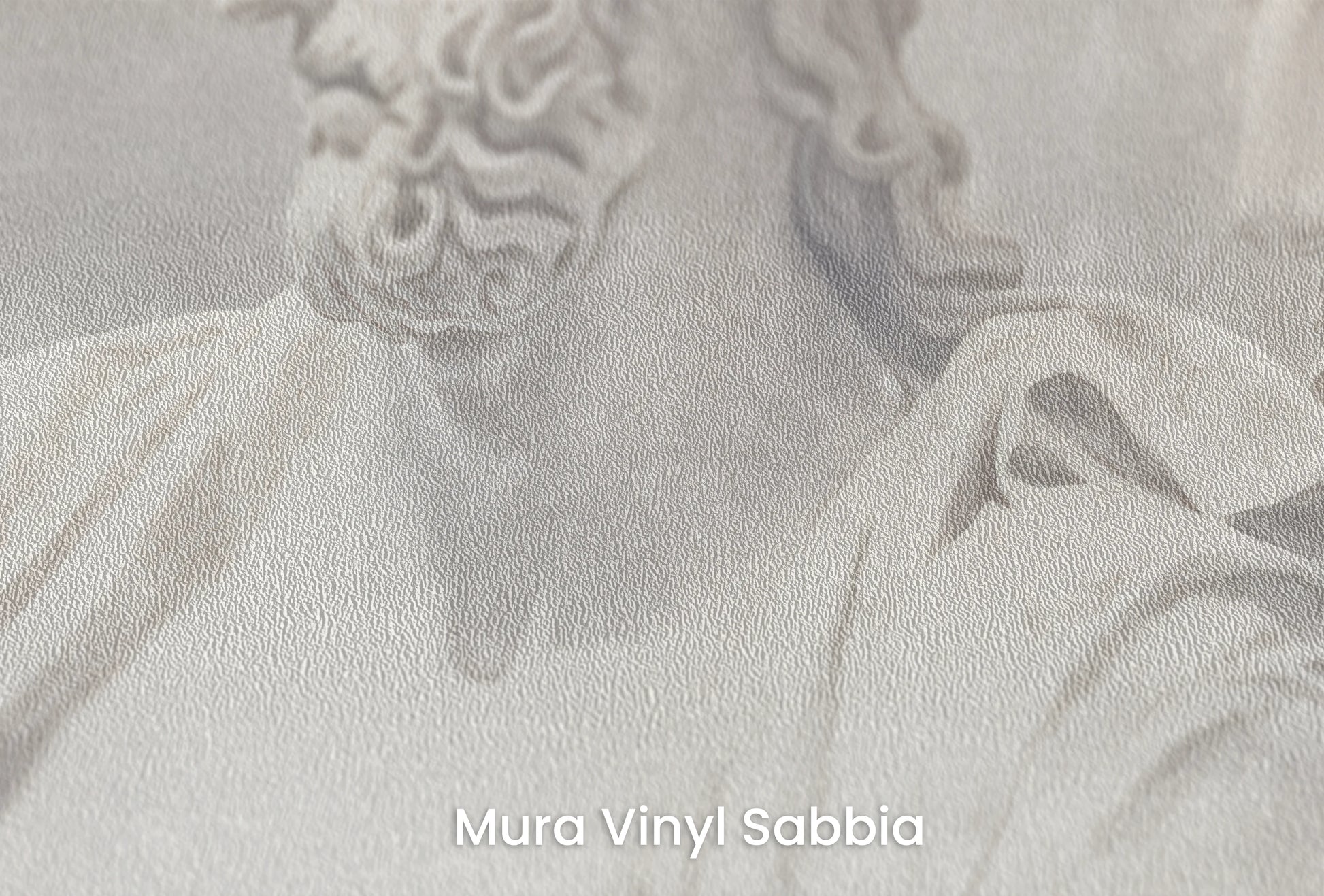 Zbliżenie na artystyczną fototapetę o nazwie Serene Titans na podłożu Mura Vinyl Sabbia struktura grubego ziarna piasku.