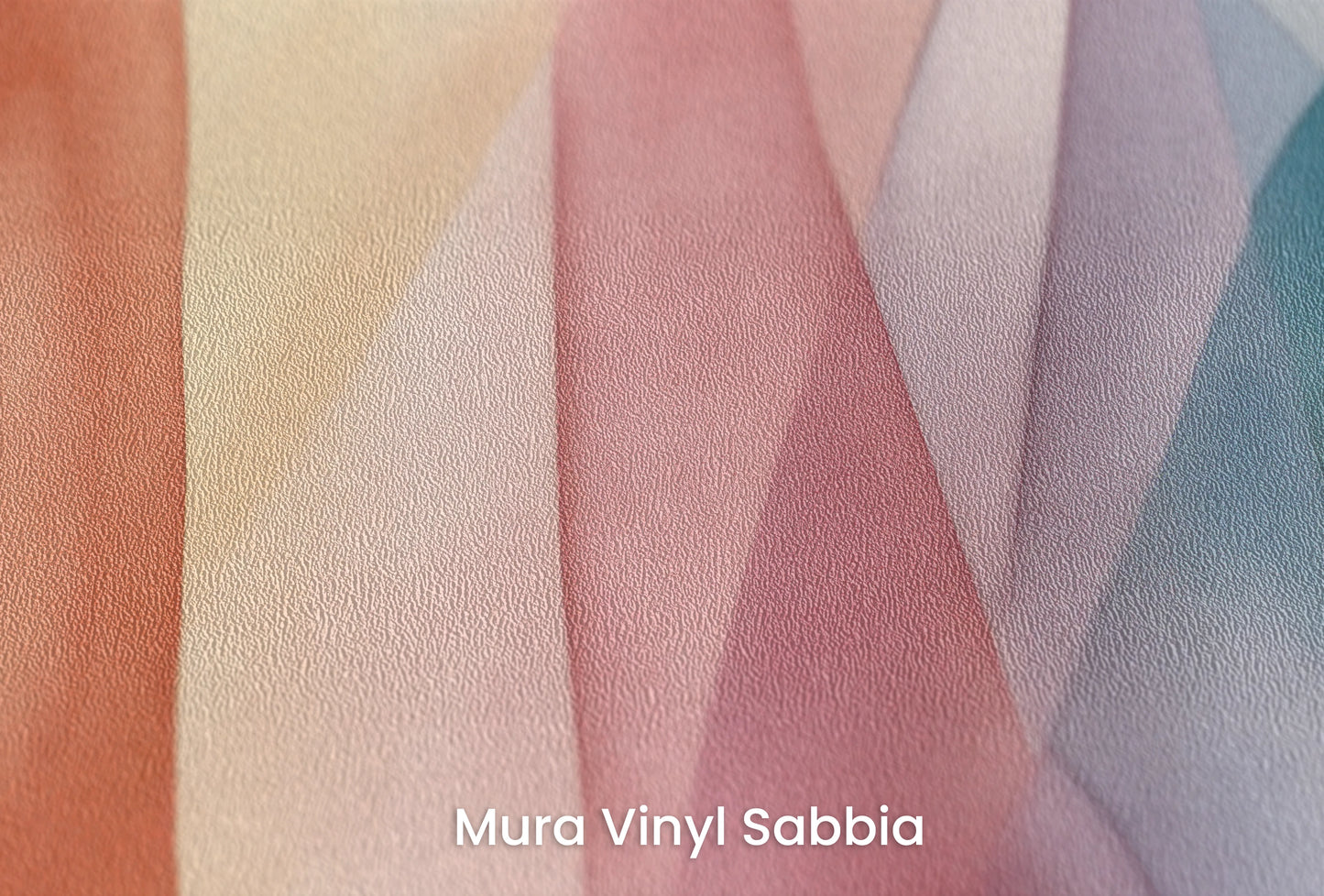 Zbliżenie na artystyczną fototapetę o nazwie Spectral Folds na podłożu Mura Vinyl Sabbia struktura grubego ziarna piasku.
