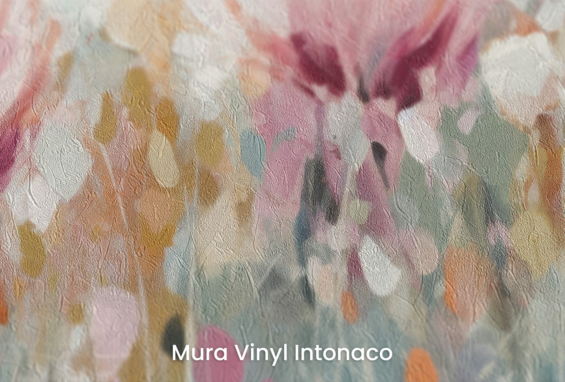 Zbliżenie na artystyczną fototapetę o nazwie Serene Lily Elegance na podłożu Mura Vinyl Intonaco - struktura tartego tynku.