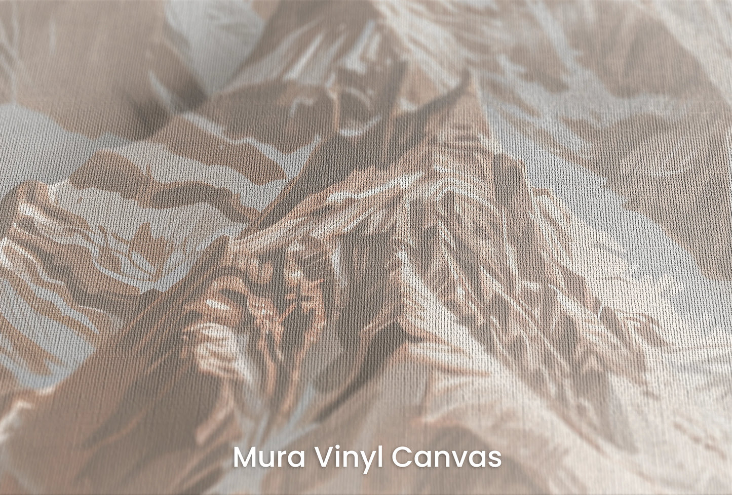 Zbliżenie na artystyczną fototapetę o nazwie Blue Mountain Majesty na podłożu Mura Vinyl Canvas - faktura naturalnego płótna.